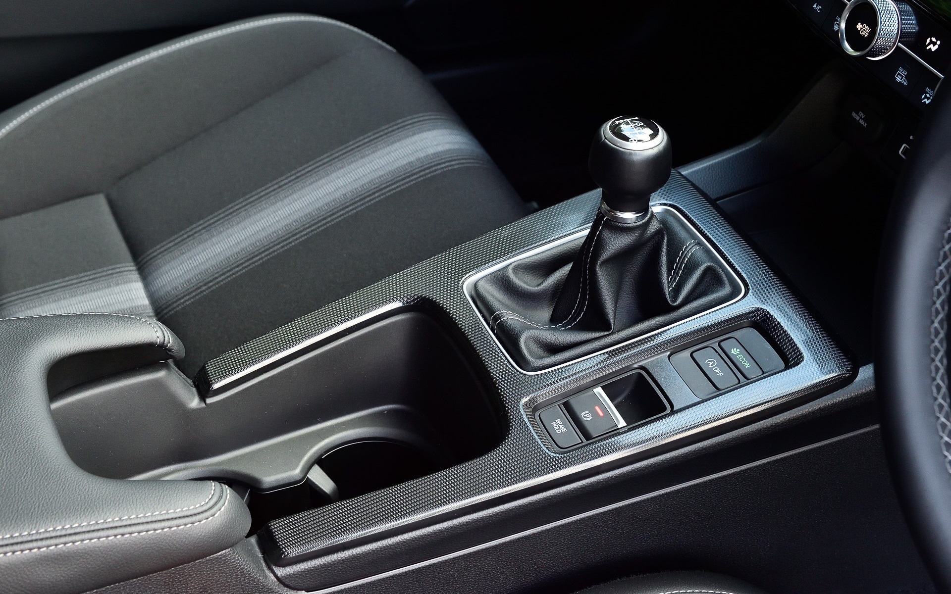 MTモデルのシフトレバーまわり。CVTとドリンクホルダーの位置などが異なる