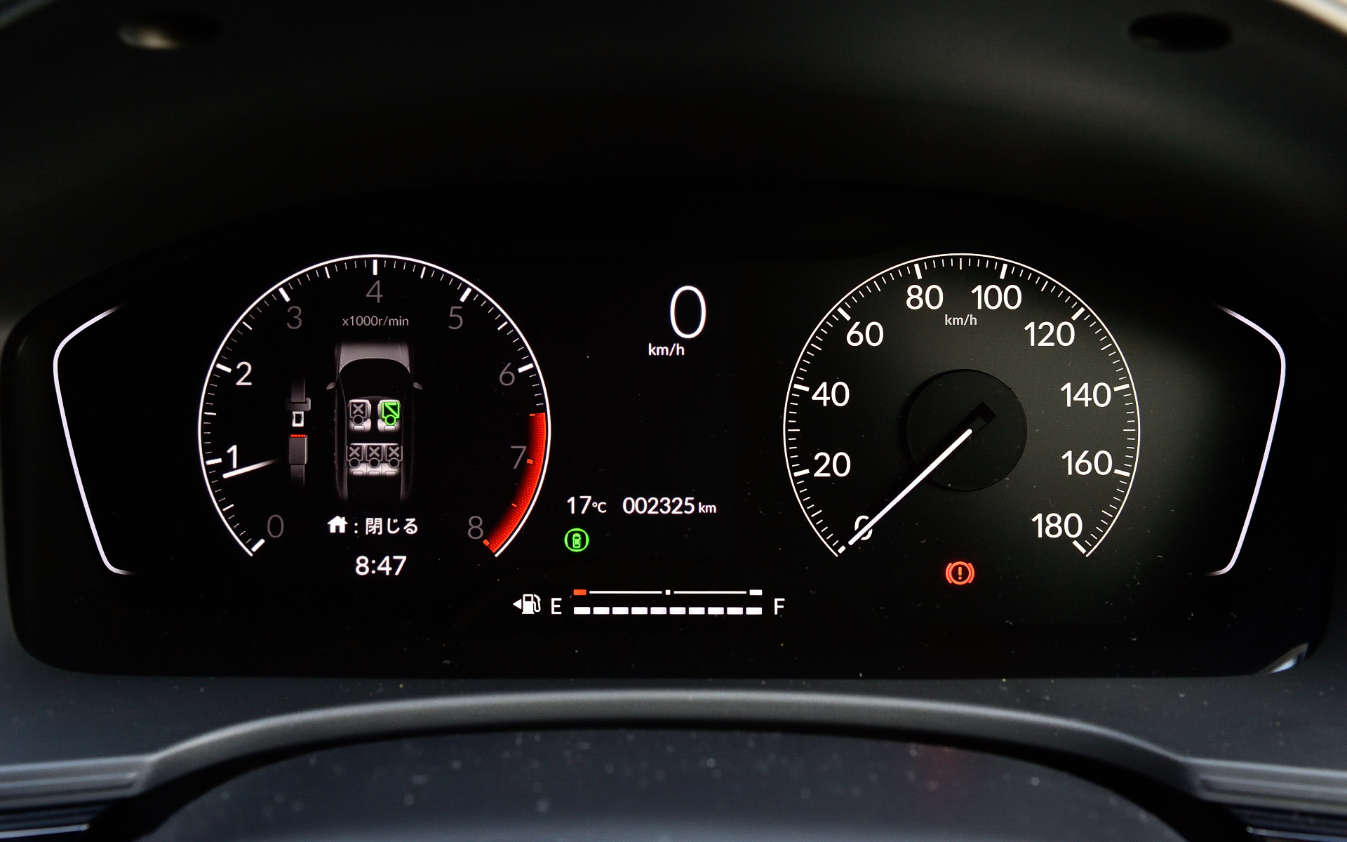 「LX」グレードは7インチのデジタルグラフィックメーターを採用し、速度計は従来の指針タイプ