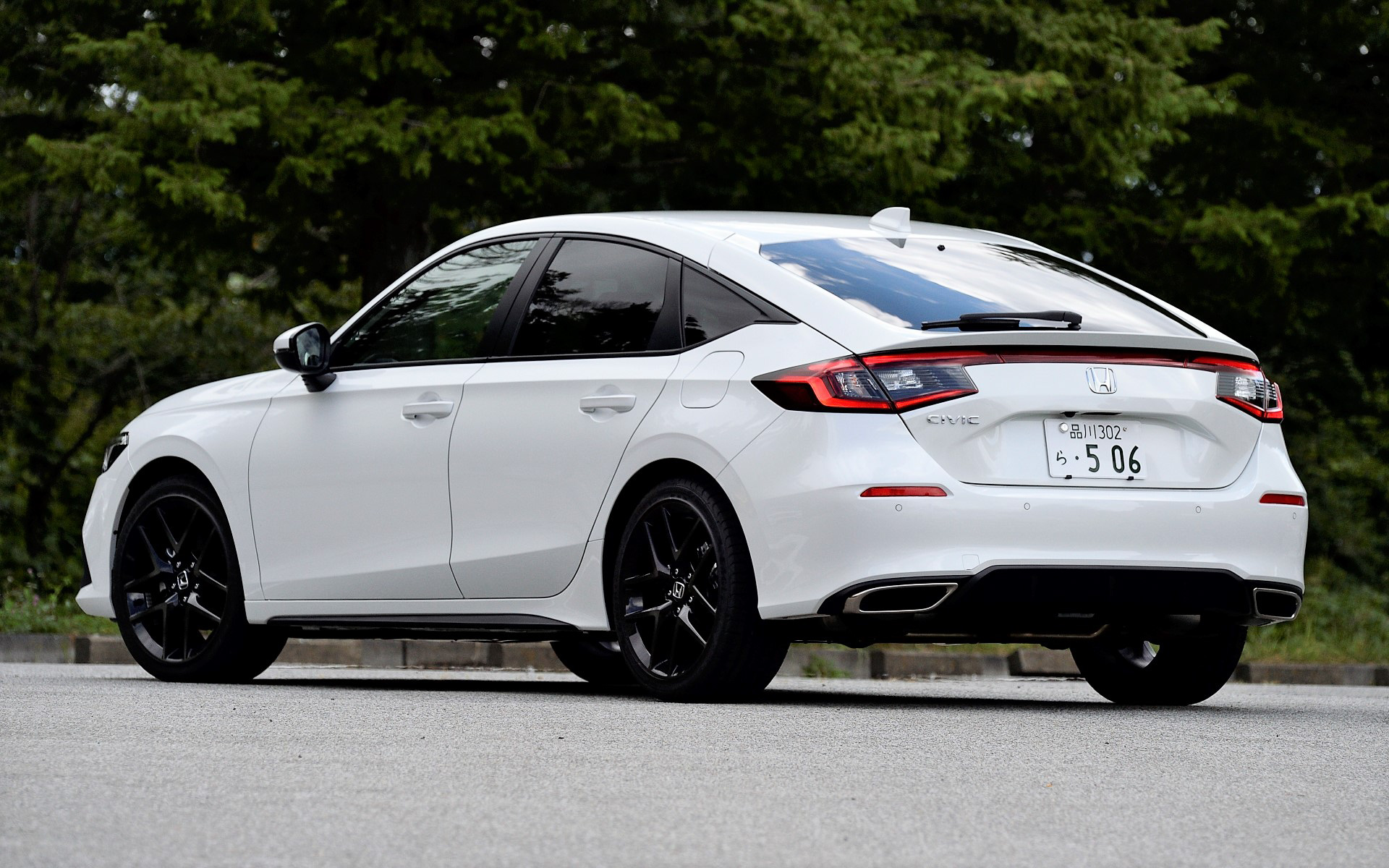 滑らかなルーフラインにより、スッキリと落ち着いた佇まいになった11代目シビック。ボディカラーは今回撮影した「プラチナホワイト・パール」と「プレミアムクリスタルレッド・メタリック」のほかに、「クリスタルブラック・パール」「ソニックグレー・パール」「プレミアムクリスタルブルー・メタリック」の全5色が設定されている