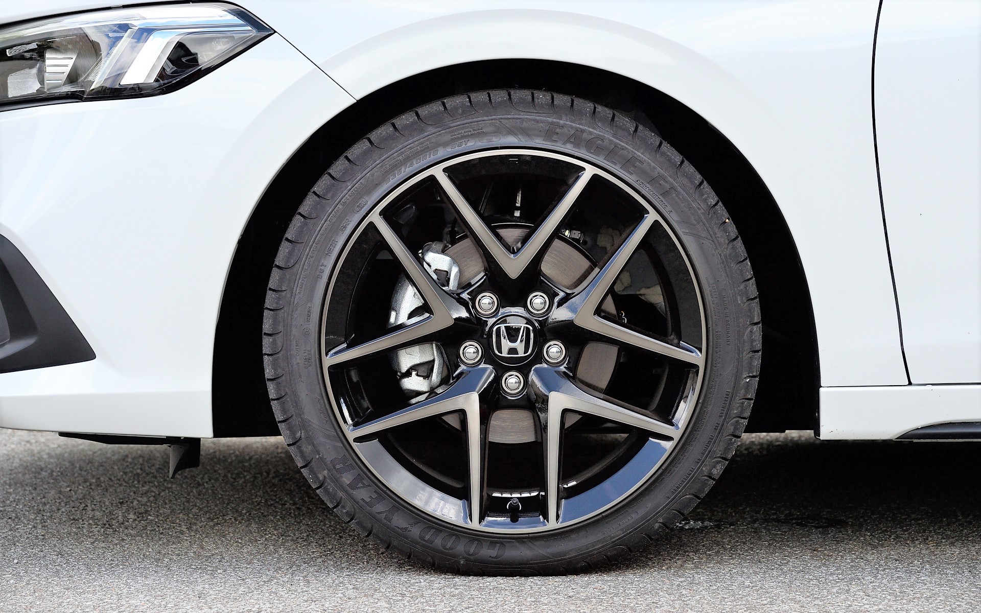 タイヤサイズは前後とも235/40R18 95Yで、グッドイヤーの「EAGLE F1 ASYMMETRIC2」が組み合わせられる。18インチのアルミホイールは「EX」グレードはベルリナブラック＋ダーク切削クリアで、「LX」グレードはベルリナブラック＋切削クリアと見た目が若干異なる