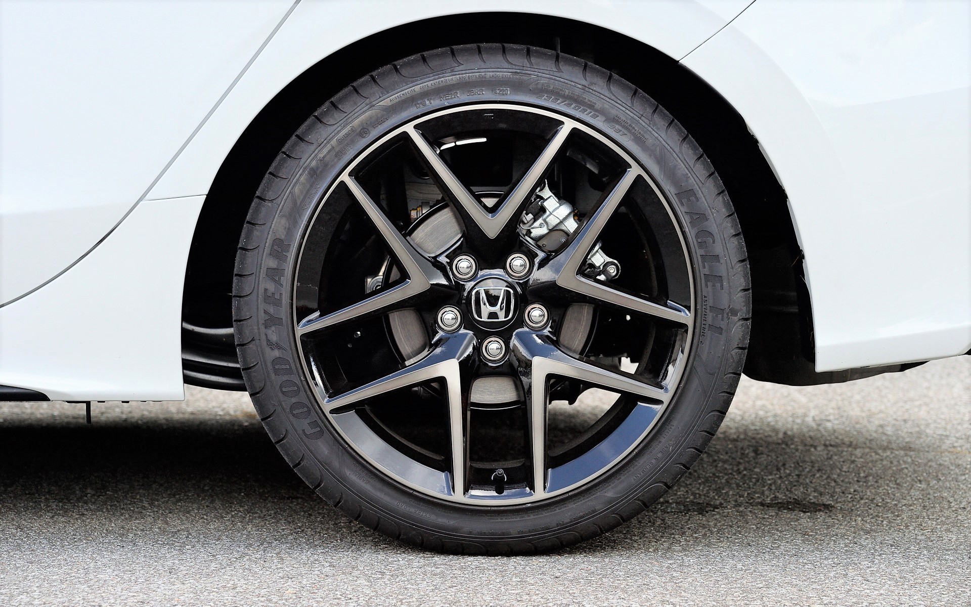 タイヤサイズは前後とも235/40R18 95Yで、グッドイヤーの「EAGLE F1 ASYMMETRIC2」が組み合わせられる。18インチのアルミホイールは「EX」グレードはベルリナブラック＋ダーク切削クリアで、「LX」グレードはベルリナブラック＋切削クリアと見た目が若干異なる