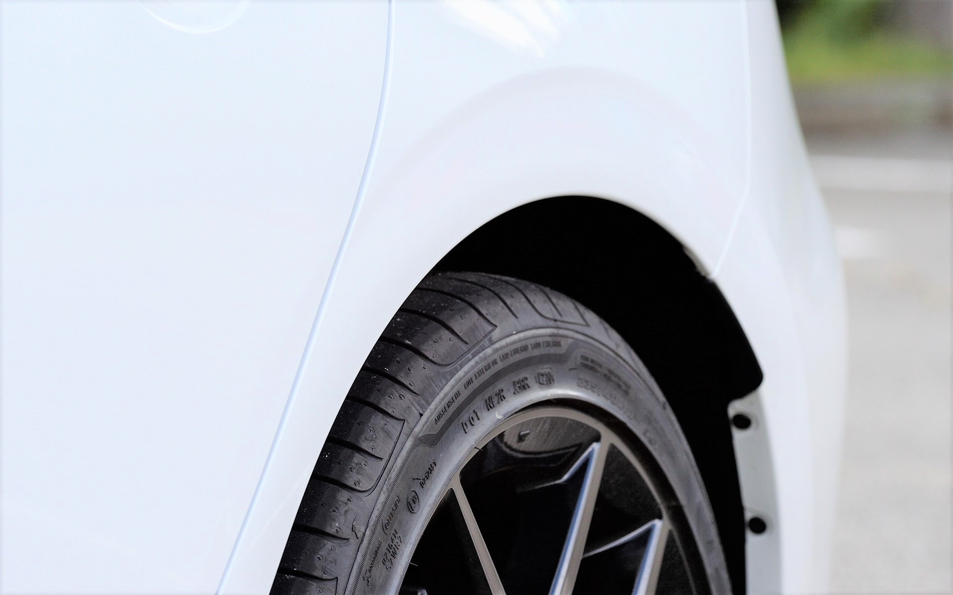 リアフェンダーの爪の折り返しを薄くする新技術により車幅は1800mmのままで、リアのトレッド幅が片側6mmずつ広げられた