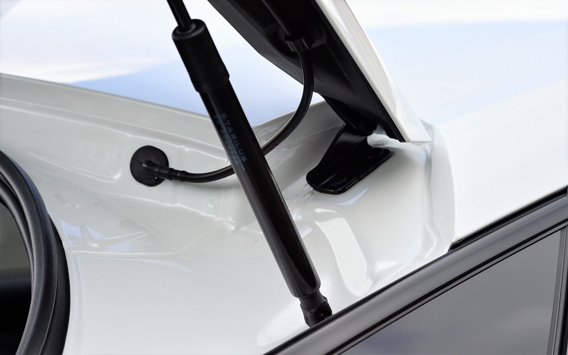 ハッチバックのヒンジ部のレイアウトを工夫したことで、後部席の頭上クリアランスを確保したままスマートなルーフラインを実現した