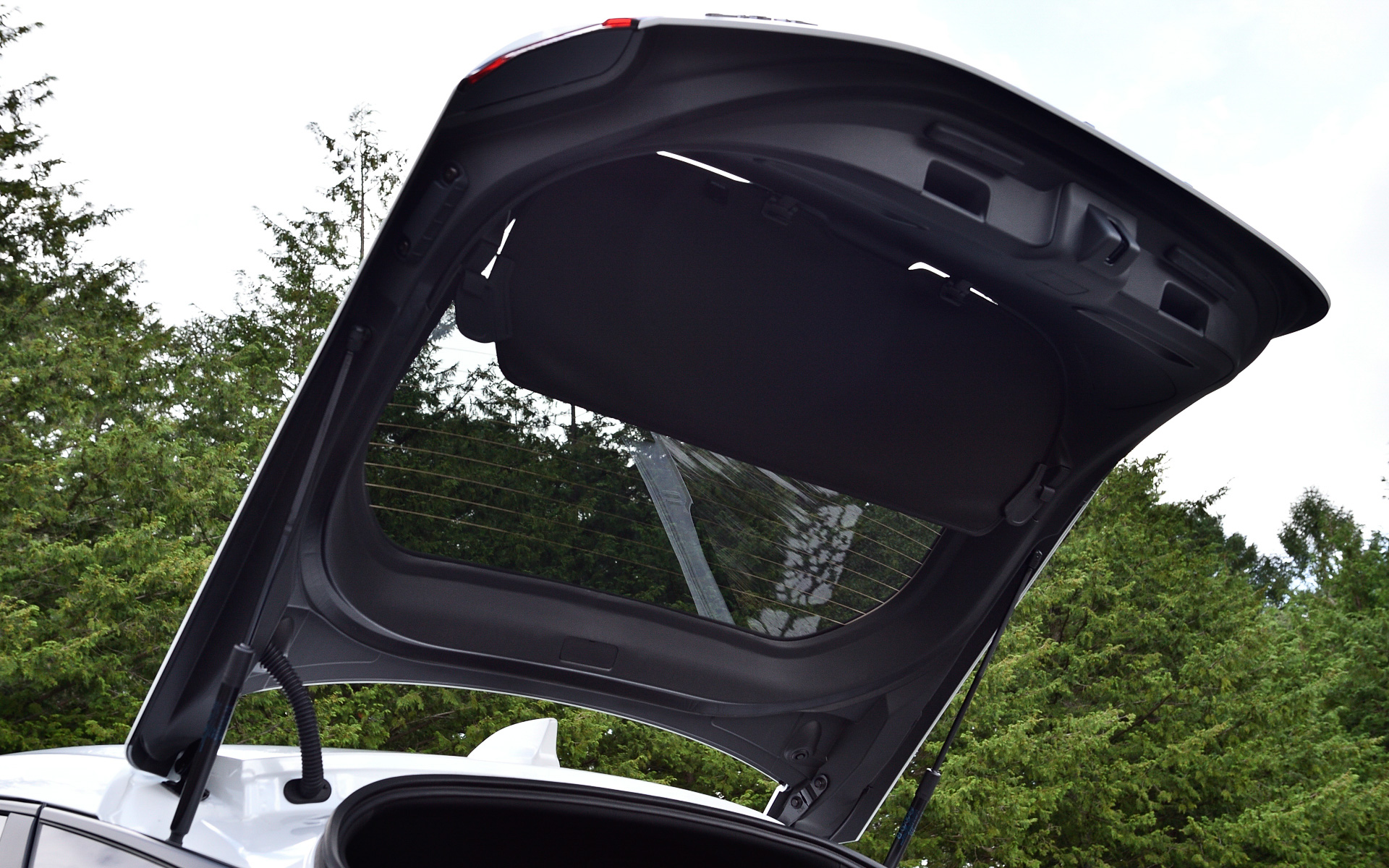 リアゲートは樹脂製だが安全性やねじれ剛性のために内部にスチール骨格を使用。従来製法作より約4kg軽く作れたという