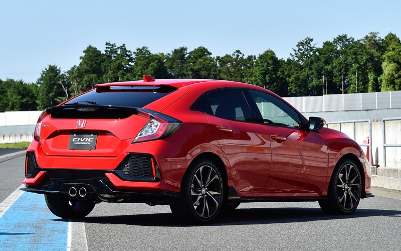 ちなみに先代モデルはハッチバックのヒンジ部が盛り上がっていたが、ここはルーフスポイラーにつながるデザインとしていた