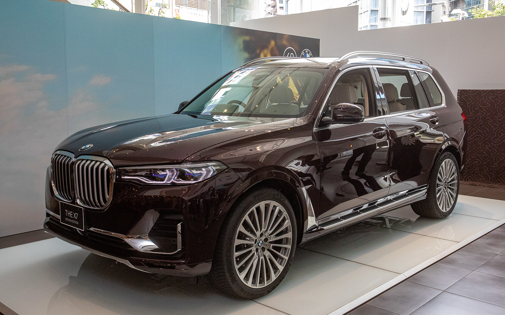 X7 xDrive40d Pure ExcellenceをベースにしたX7 西陣エディション。外装色はBMWのオーダーシステム「BMWインディビデュアル」にのみ設定されるカラーのアメトリン