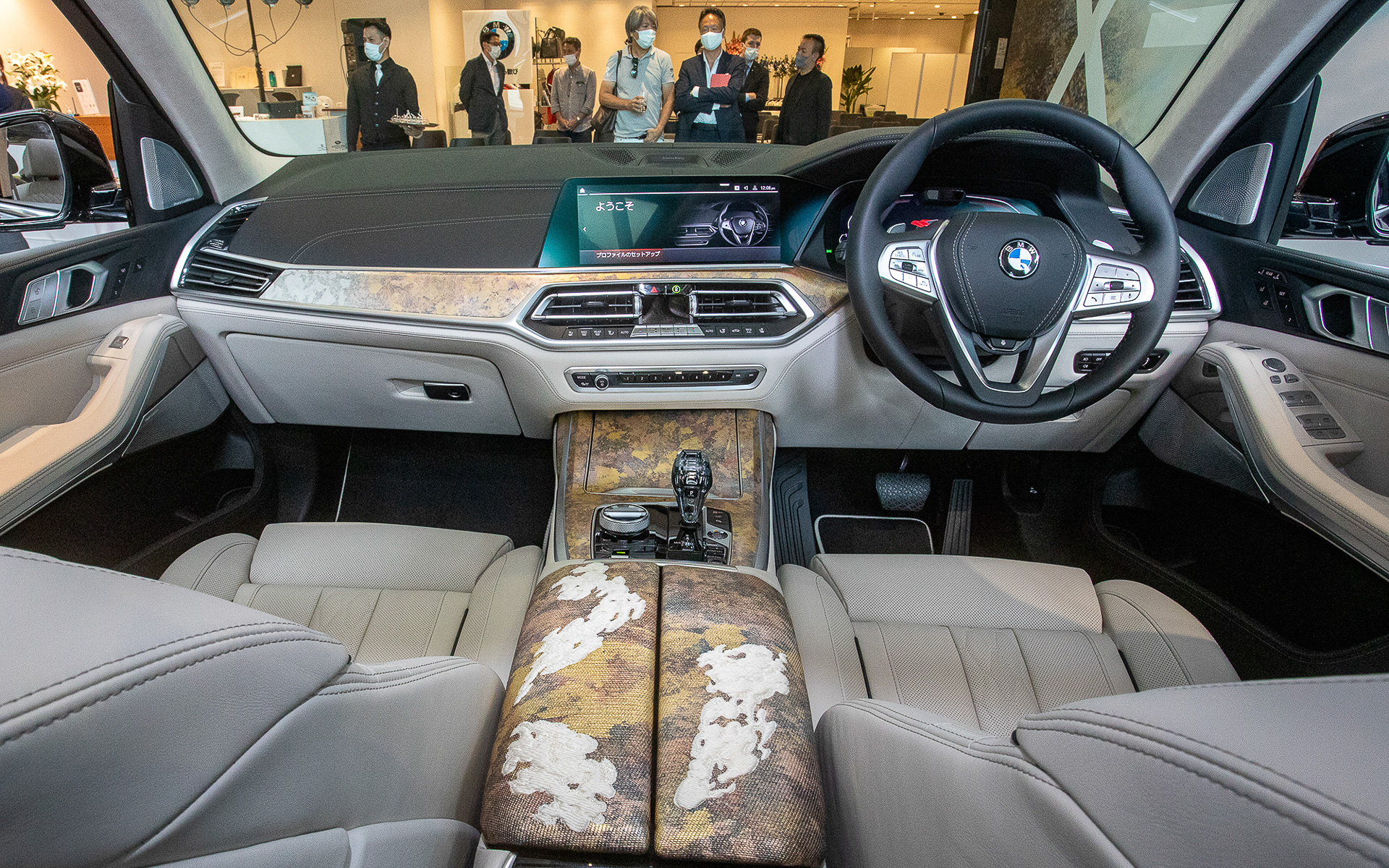 X7 西陣エディションのインテリア。インテリアトリム、フロントセンターアームレストに西陣の色彩芸術を取り入れた