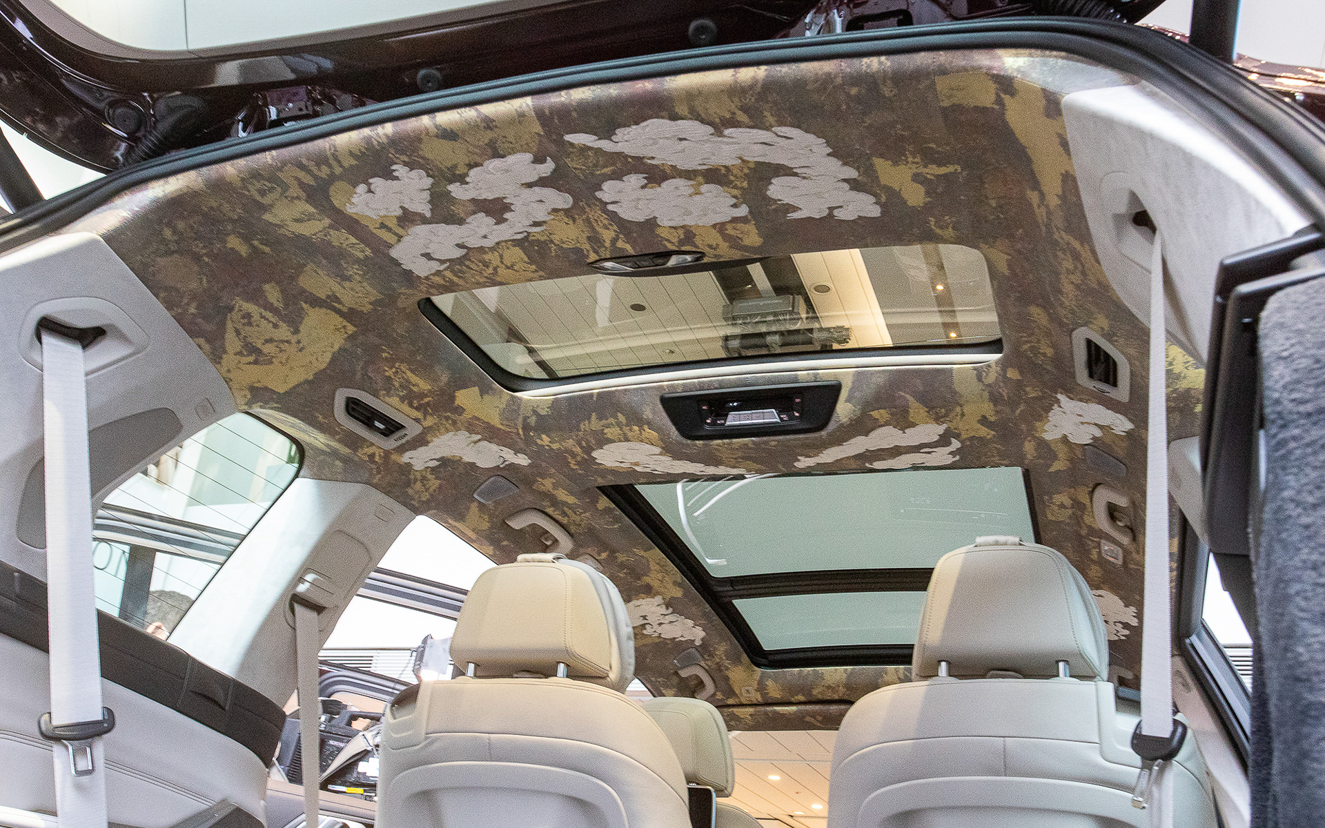 お披露目会で展示された車両は、コンセプトを先鋭化して表現する意味で特別にルーフライナーも西陣織り仕上げになっていた。販売車ではアイボリー色のBMWアルカンターラ・ルーフライナーとなる