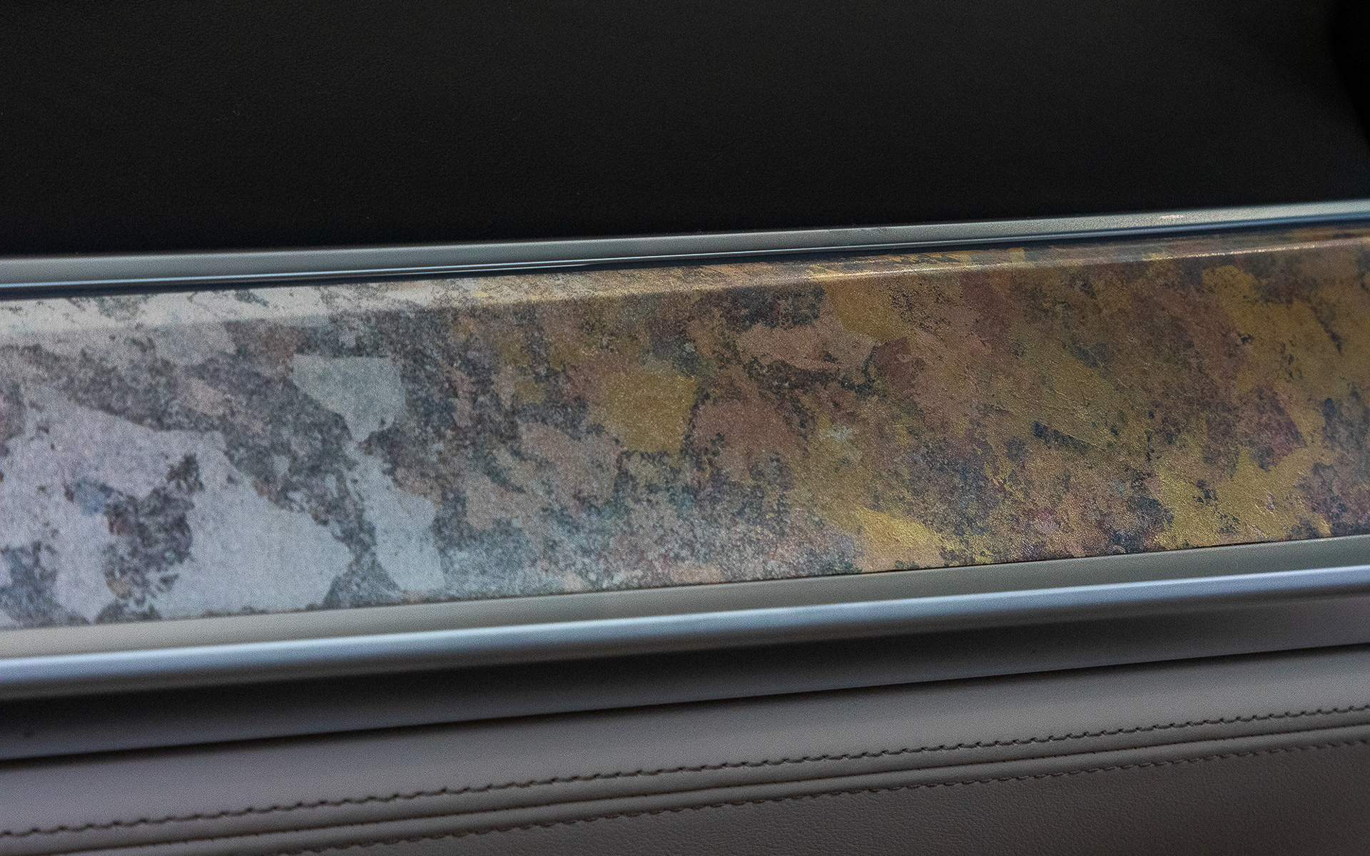 ダッシュボードの加飾部は金箔から銀箔へと移り変わるデザイン