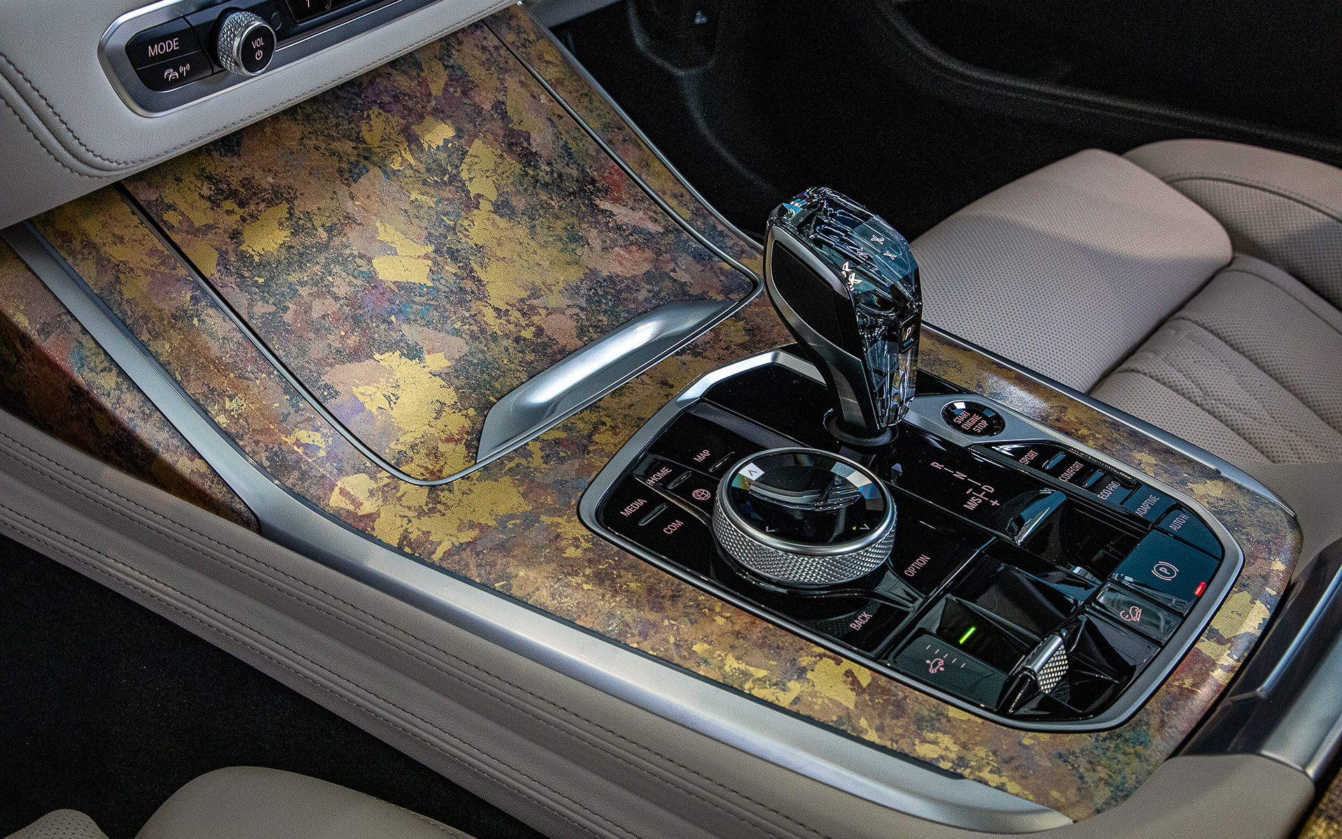 シフトまわりの仕上げ。販売される3台はそれぞれ手作業で仕上げていくので柄が違うそうだ