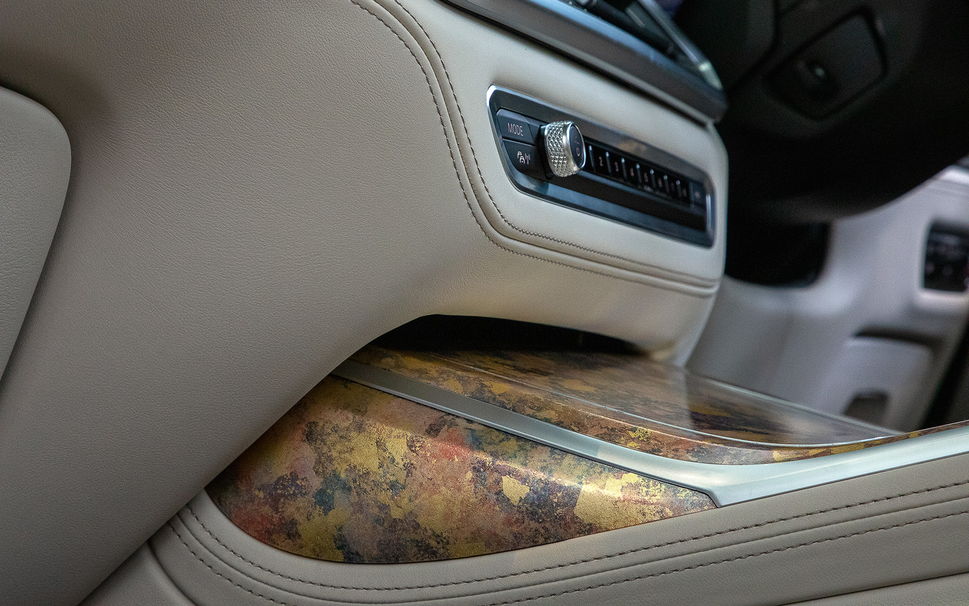 シフトまわりの仕上げ。販売される3台はそれぞれ手作業で仕上げていくので柄が違うそうだ