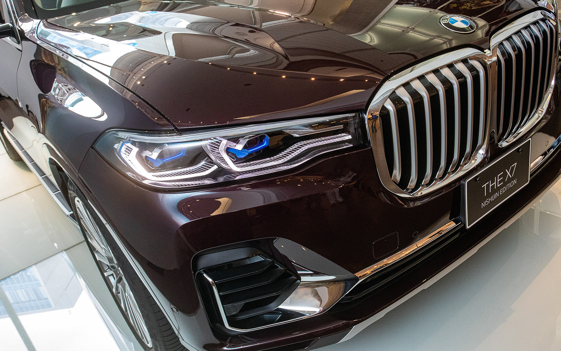 外装色はアメトリン。塗料にはアルミ、フレーク、マイカといった複数の顔料を使った多層塗りだ。色に深みがあるだけでなく、光の当たり方や見る角度で色が違って見えるのが特徴