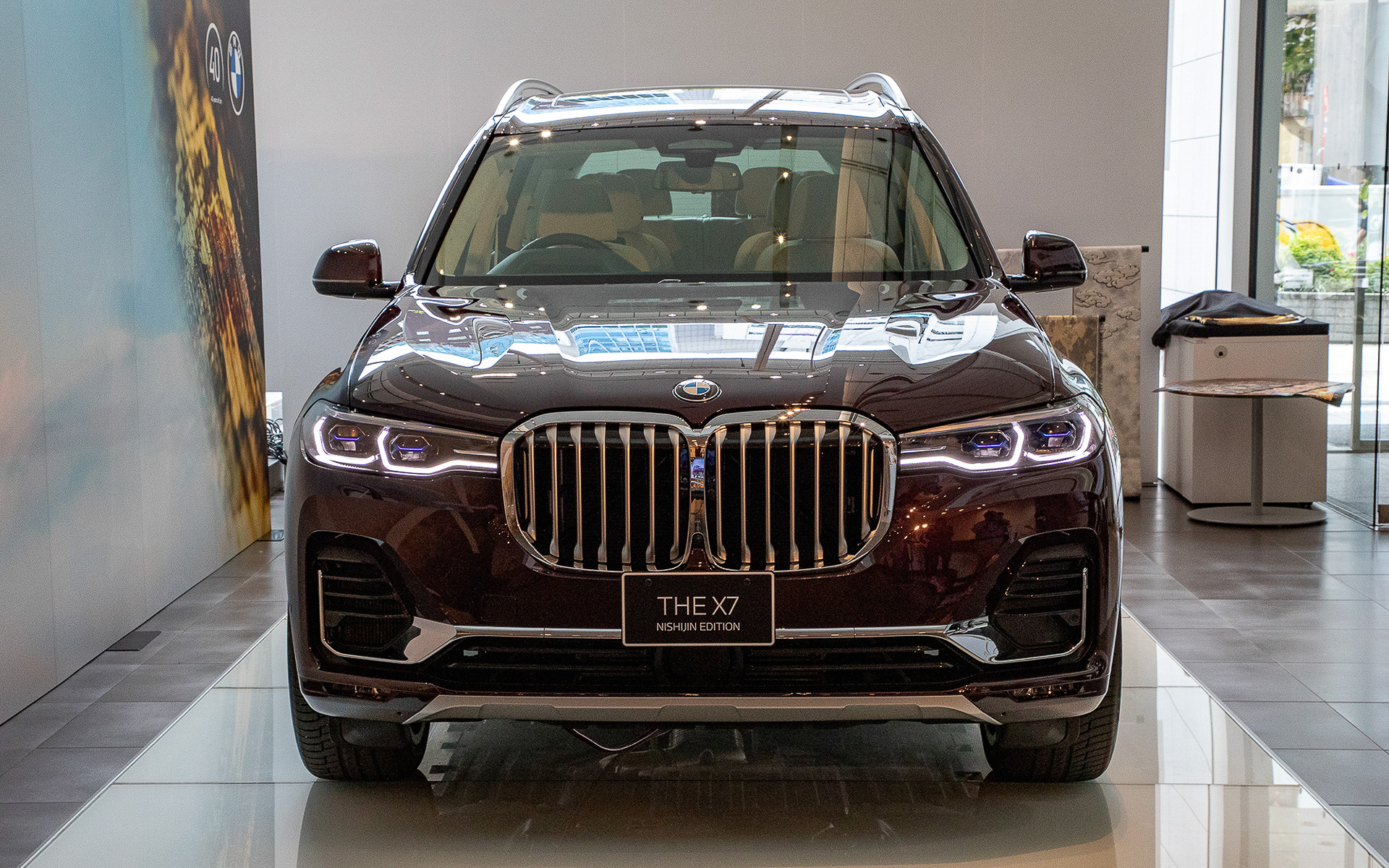 BMWインディビデュアルカラーのアメトリンの見え方。室内展示でも色の違いが出ている