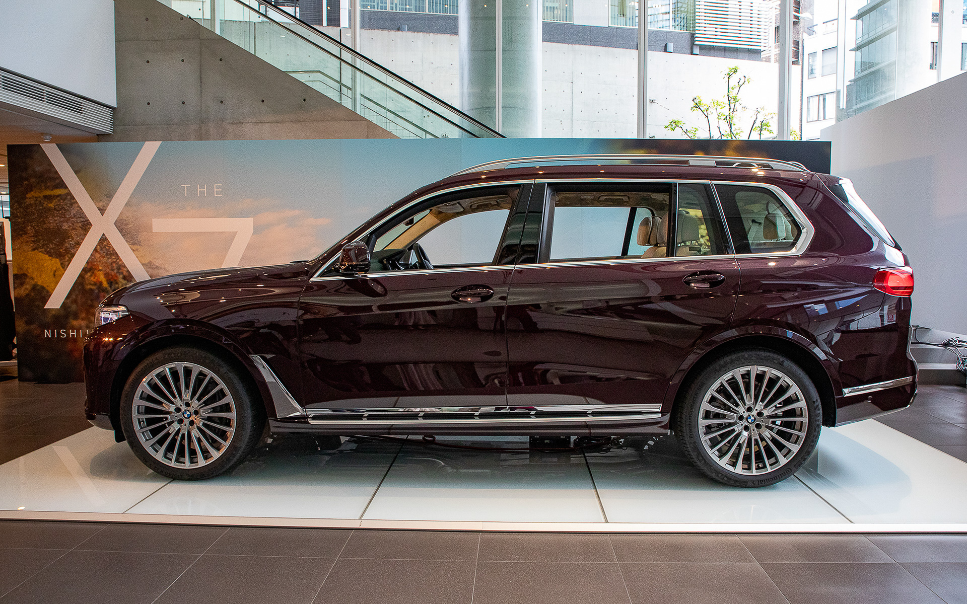 BMWインディビデュアルカラーのアメトリンの見え方。室内展示でも色の違いが出ている