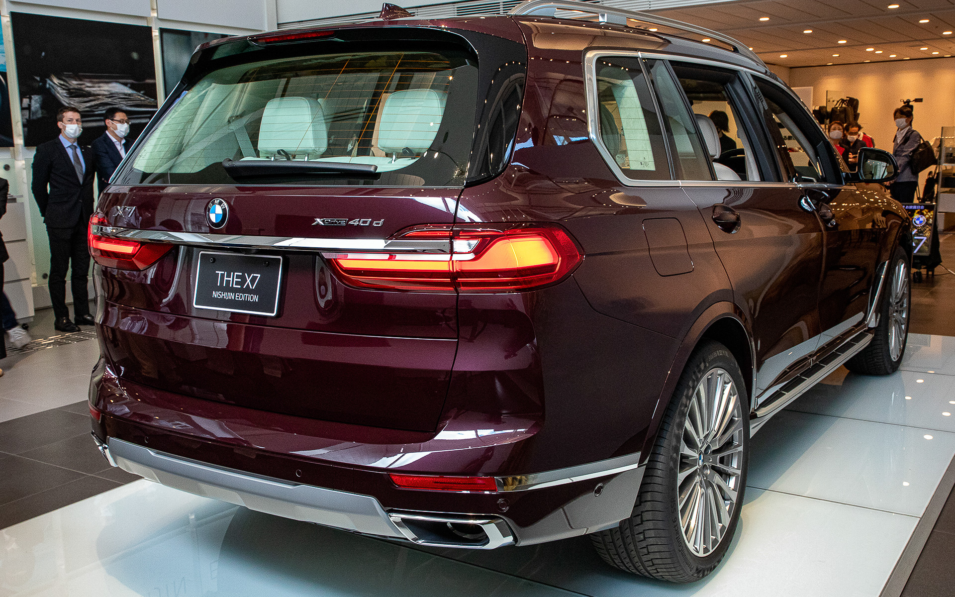 BMWインディビデュアルカラーのアメトリンの見え方。室内展示でも色の違いが出ている