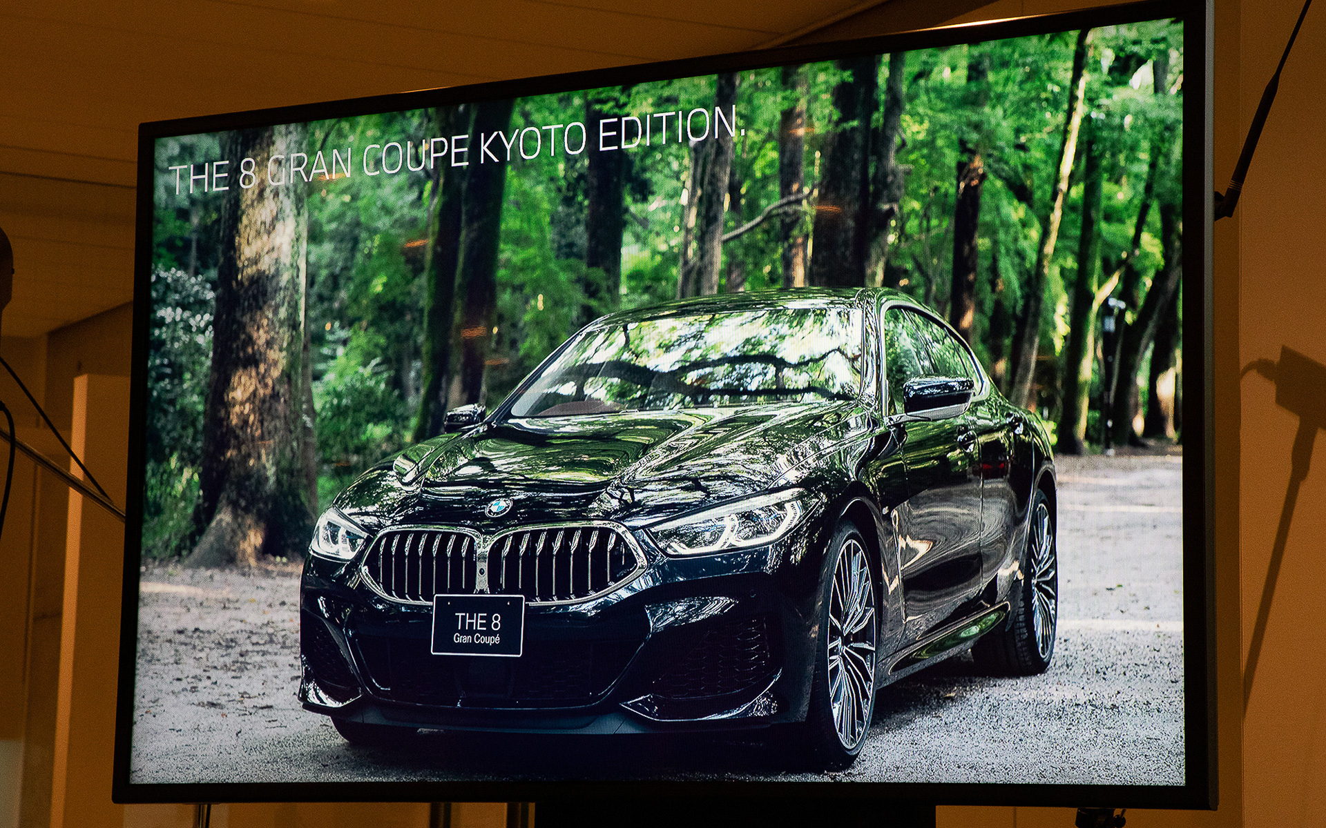 8シリーズ グラン クーペ京都エディションはBMWの「駆けぬける歓び」を表した漆塗りの蒔絵螺鈿細工のインテリアトリムと、一切の傷がないレザーを使った内装の仕上げが特徴という