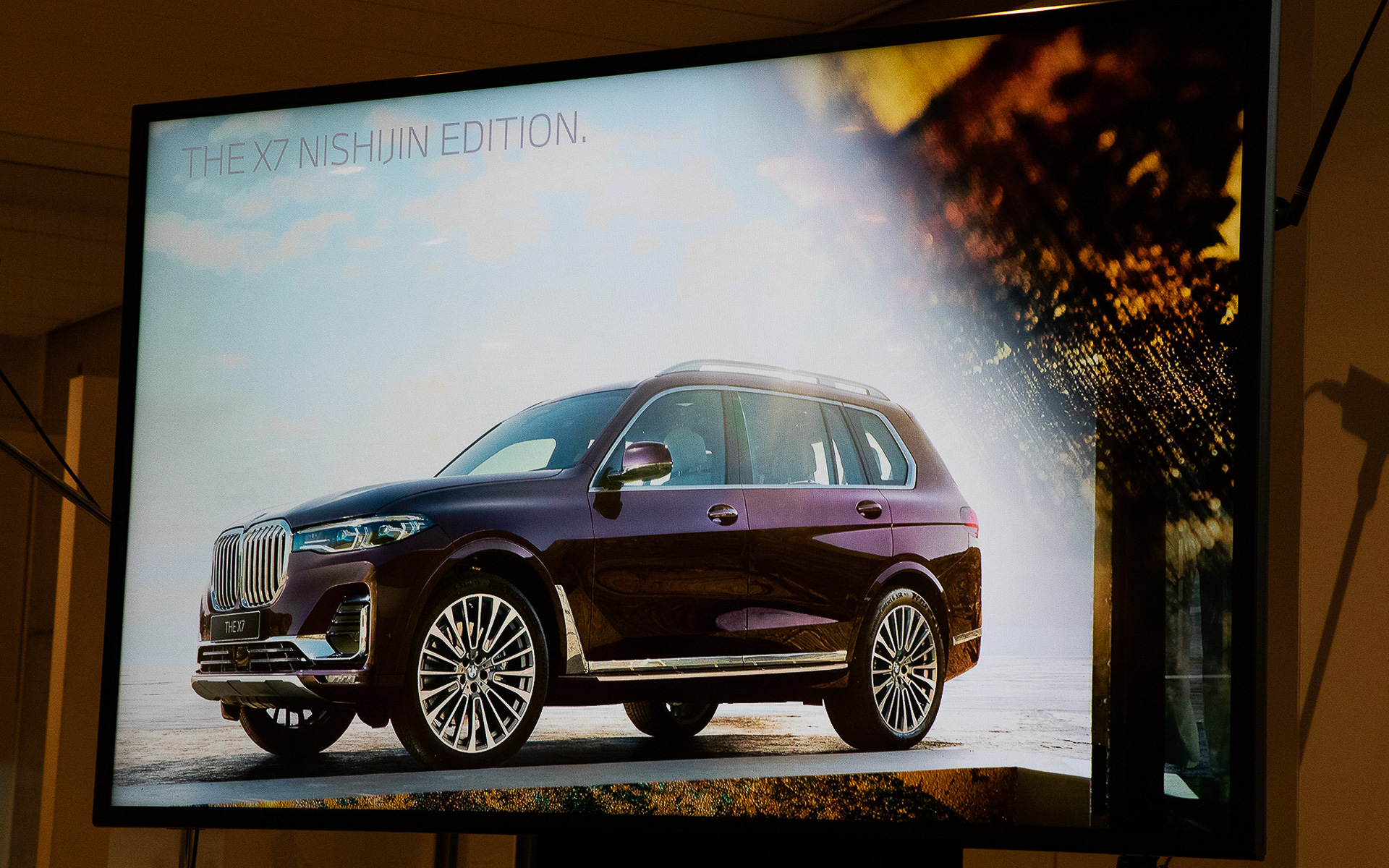 X7 西陣エディションの外装色は、色彩に深みがあり光の明るさやあたる角度によって柴色から赤、青、黄色と見え方が変化するアメトリン