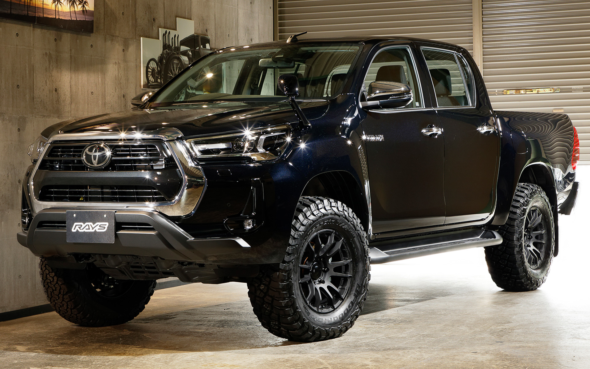 57XR-X（ブラックグラファイト）を装着したトヨタ「ハイラックス」