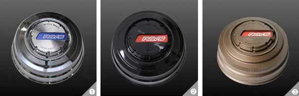 オプションセンターキャップ。左から「クローム/ブルー」「ブラック/レッド」「ブロンズ/レッド」で、すべて価格は3300円。ハブクリアランスは44mm
