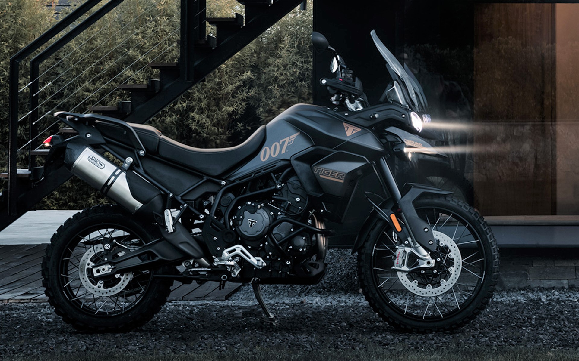 最高出力95PS/8750rpm、最大トルク87Nm/7250rpmを発生する900ccエンジンを搭載