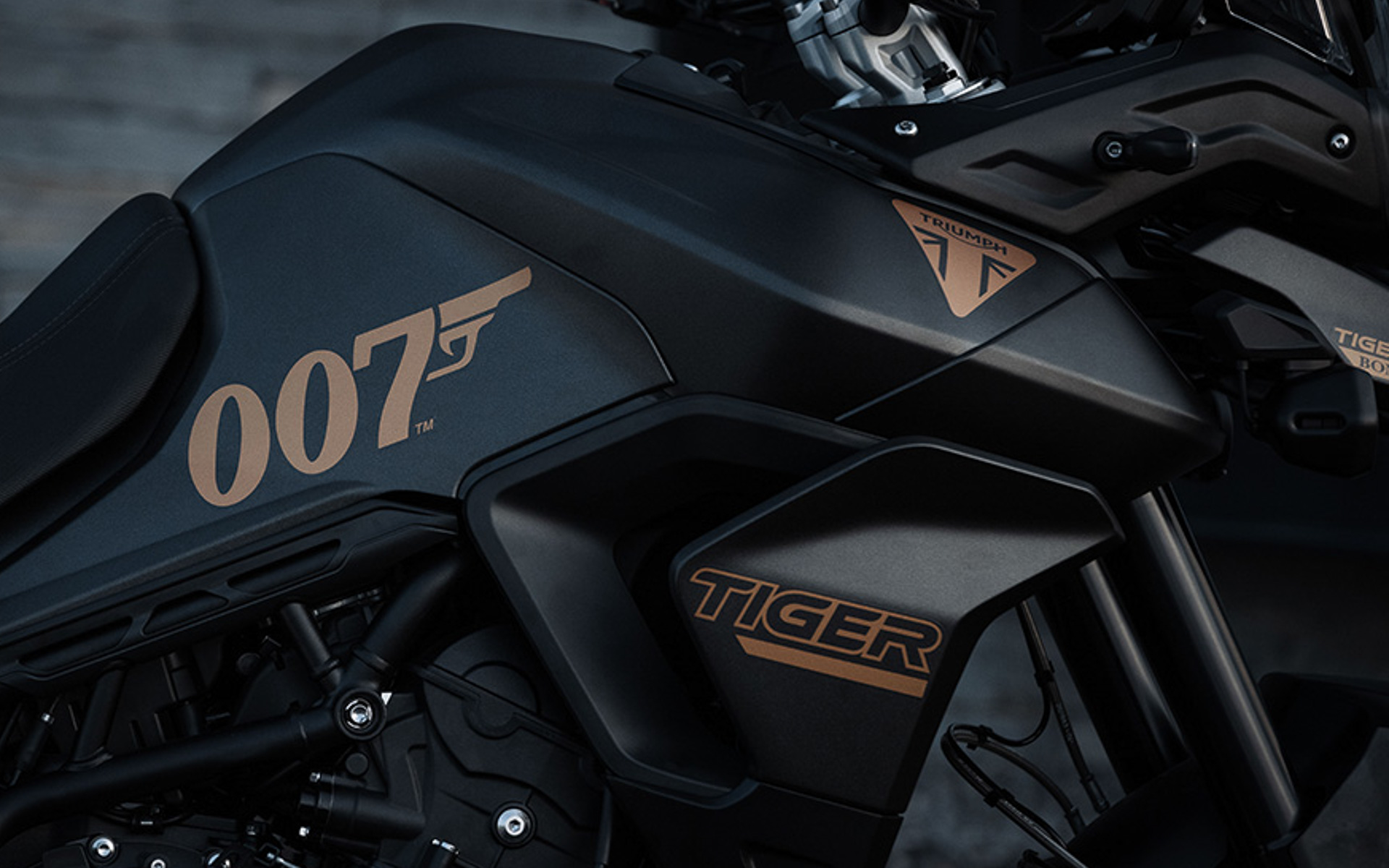 ガソリンタンクのサイドにはボンド・エディションのロゴが入る