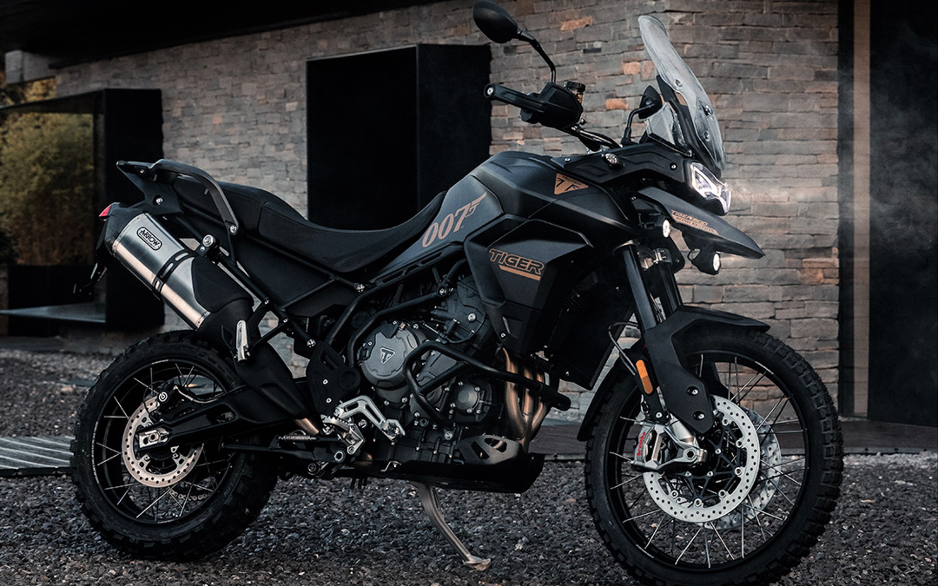 世界限定250台の「タイガー 900 ボンド・エディション」