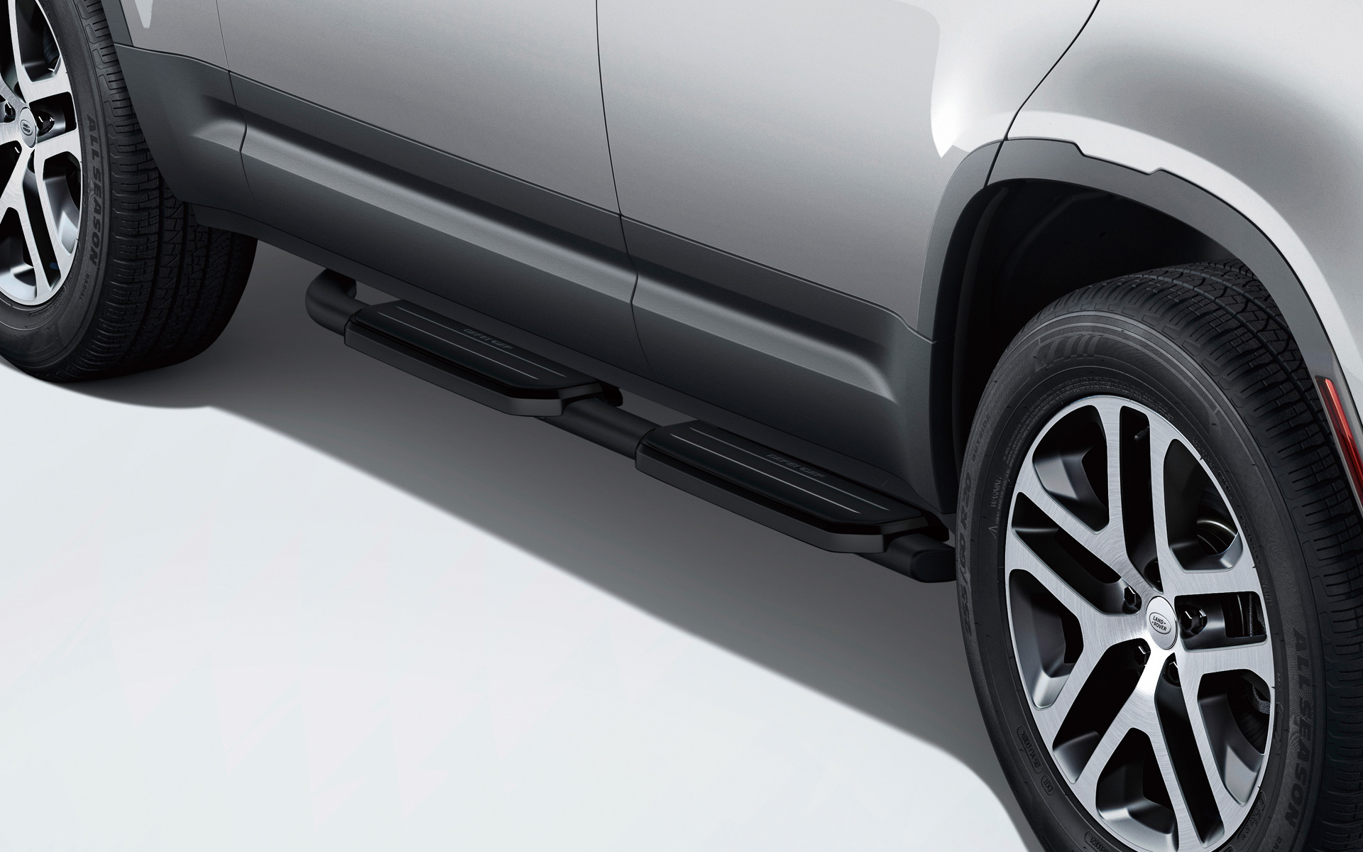 特別仕様購入者向けに「フィックスドサイドステップ（マットブラックペイント）」と「ドライブレコーダー」をセットにしたアクセサリーパックが数量限定で用意されている