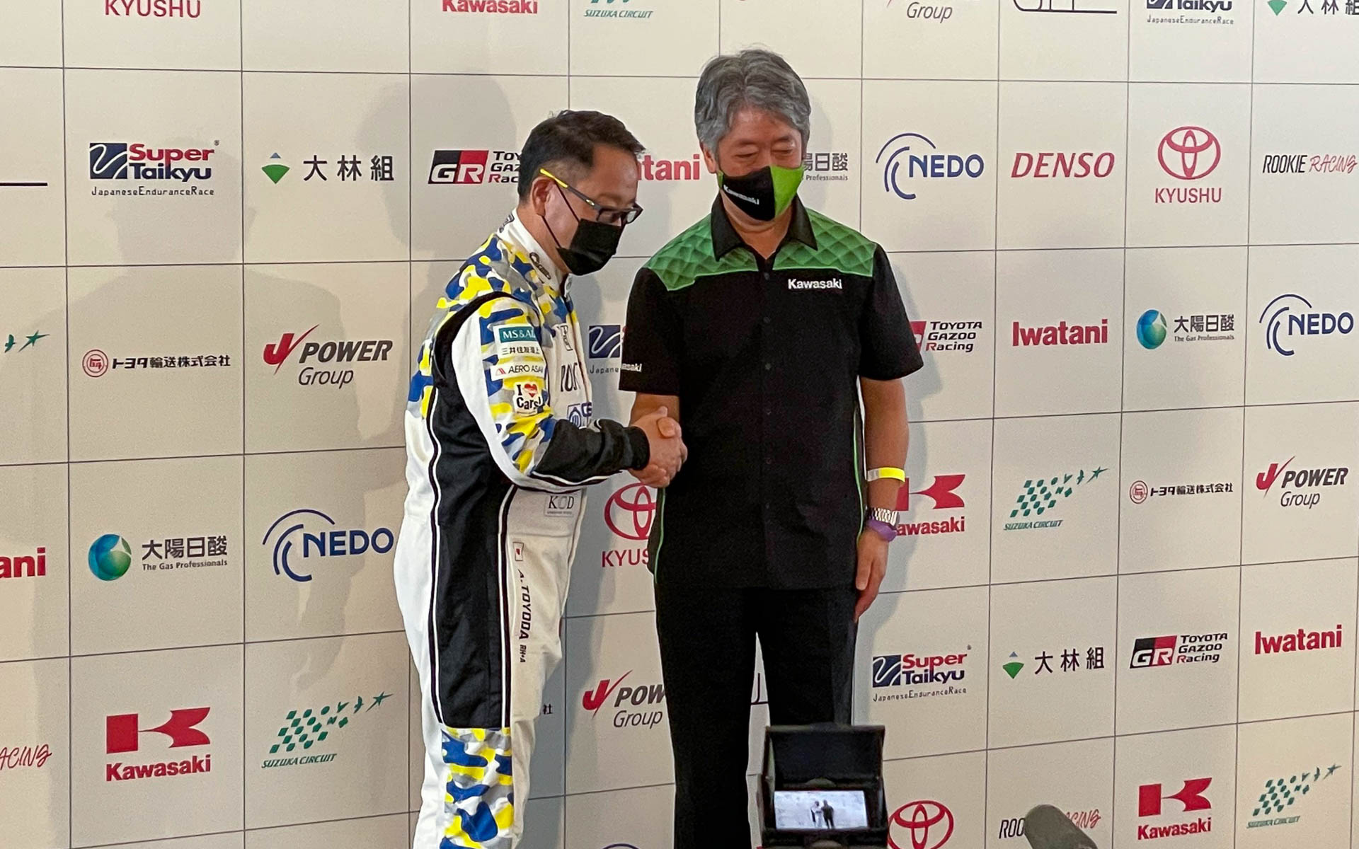 レーシングスーツを着ているから、トヨタの豊田章男社長ではなくてモリゾウさんですね。右は川崎重工の橋本社長、2人とも熱いです