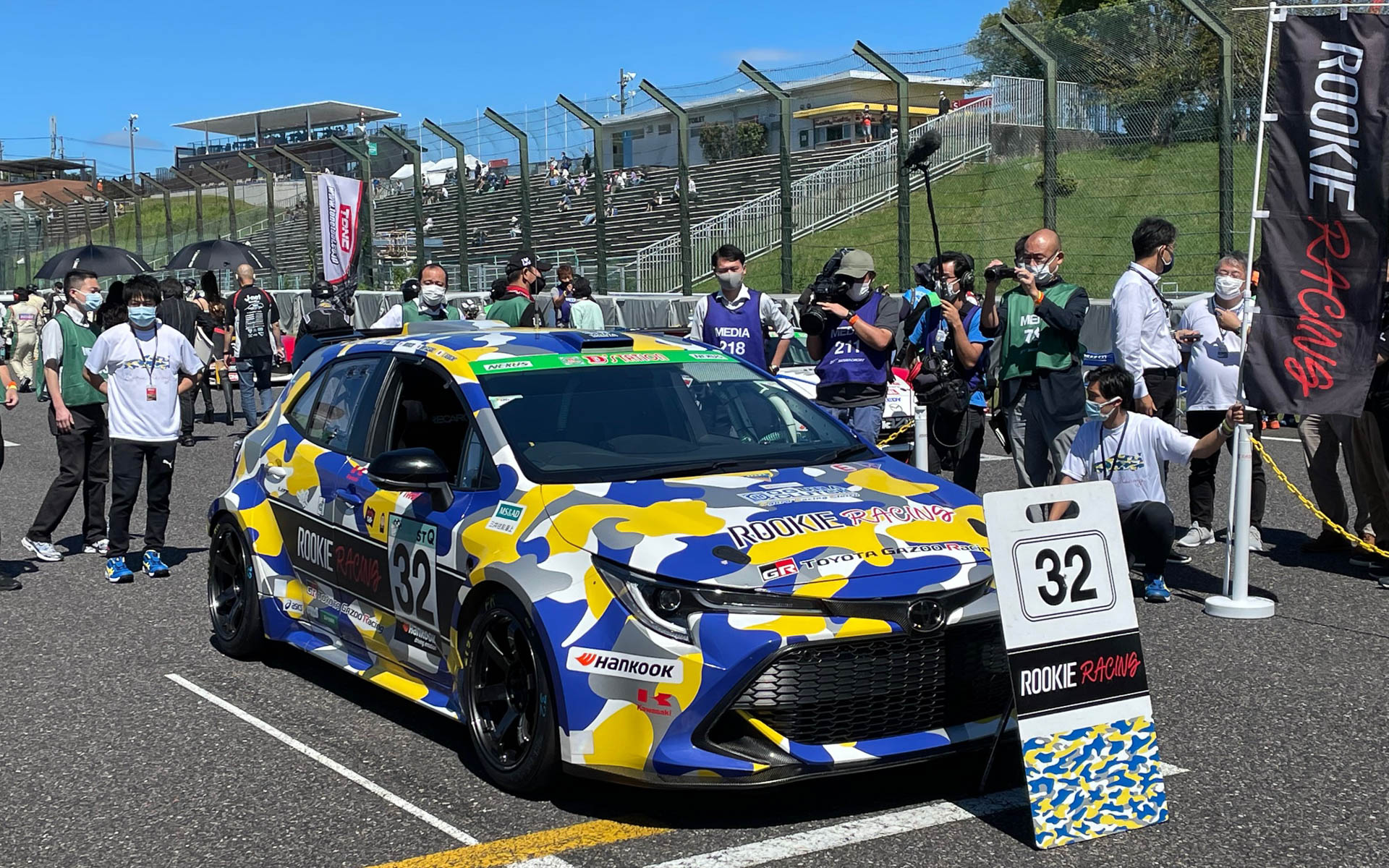 スターティンググリッドにつくカローラH2コンセプト。バンパーにさりげなく川崎重工のステッカーが