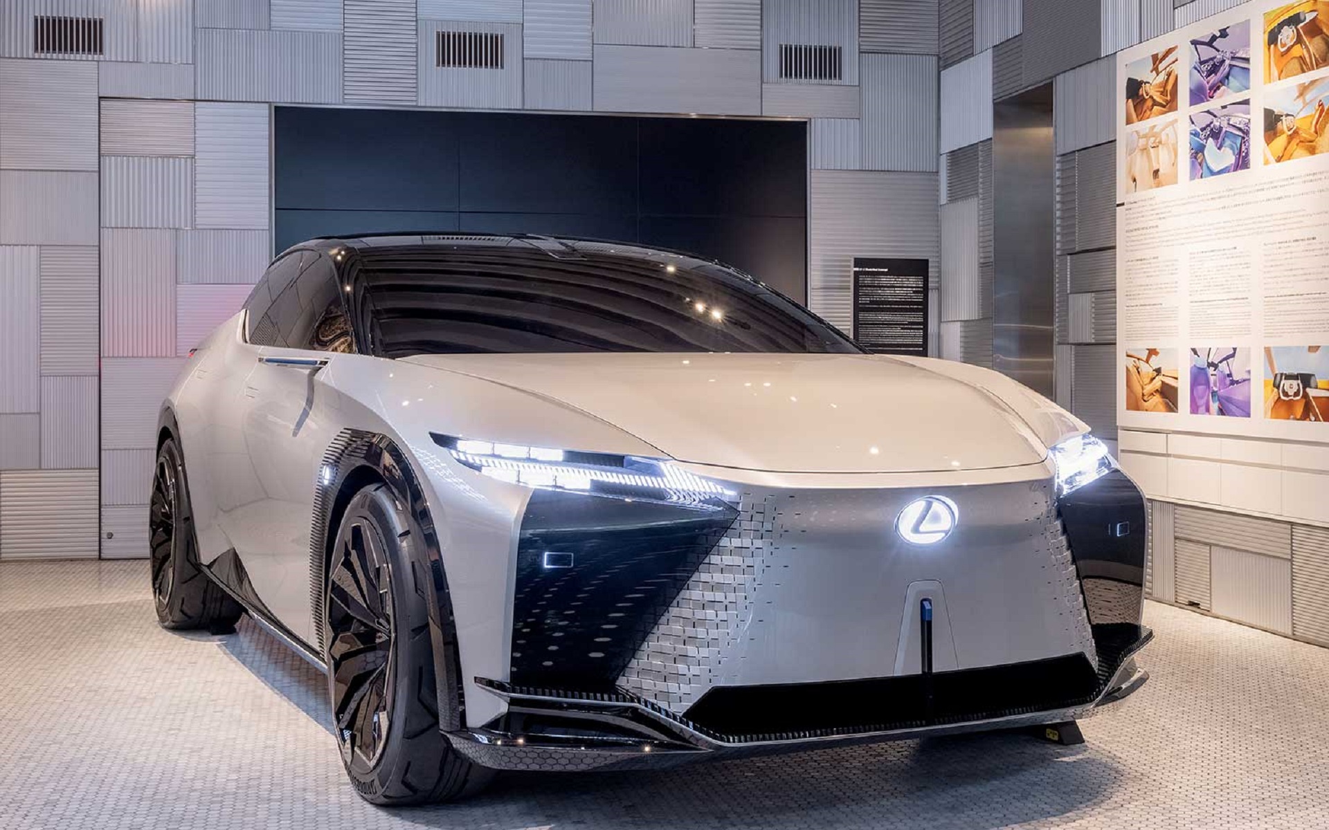 BEVコンセプトカー「LF-Z Electrified」を日本初展示