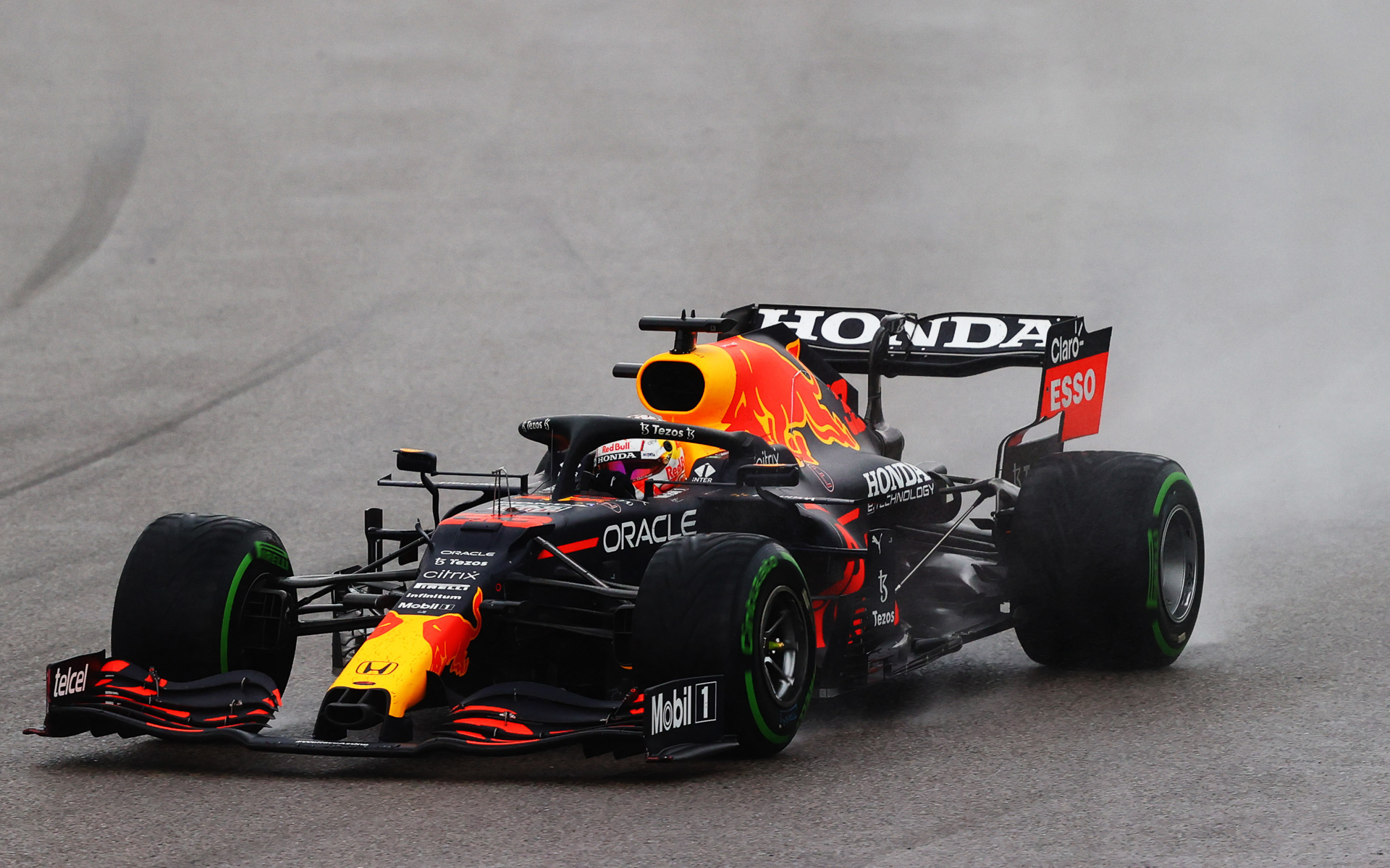雨の中を走るマックス・フェルスタッペン選手（33号車 レッドブル・レーシング・ホンダ）　（C）Getty Images / Red Bull Content Pool