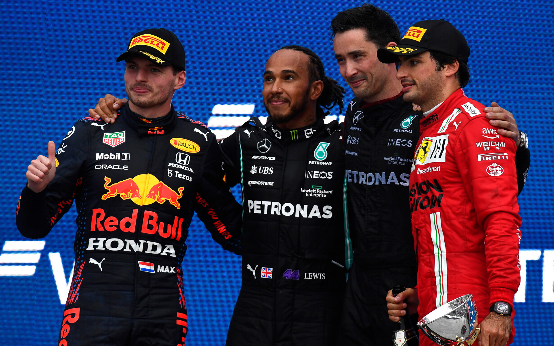 表彰台。一番左は最後尾スタートながら2位に入ったマックス・フェルスタッペン選手。その右が優勝したルイス・ハミルトン選手。F1通算100勝目を獲得した