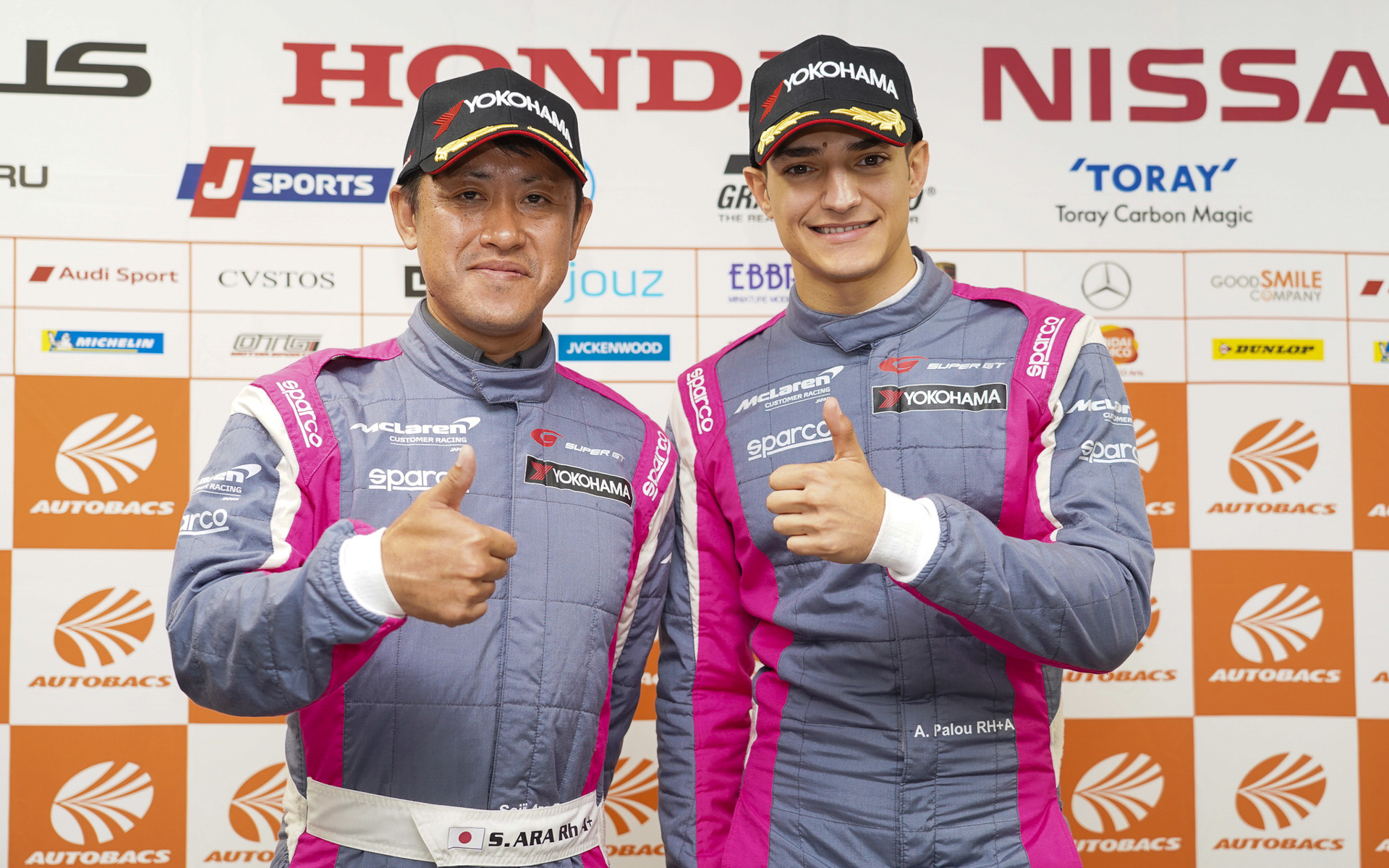 SUPER GT 2019年最終戦（ツインリンクもてぎ）でポールポジションを、荒聖治選手（左）とともに獲得した時のパロウ選手