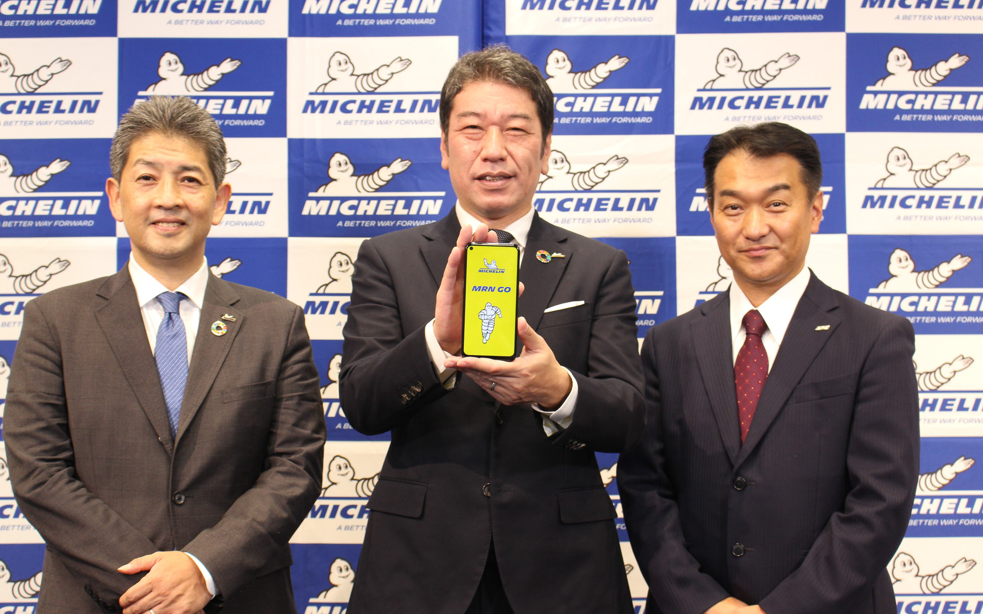 日本ミシュランタイヤ株式会社 B2B事業部 常務執行役員 田中禎浩氏（左）、日本ミシュランタイヤ株式会社 代表取締役社長 須藤元氏（中）、冨士運輸株式会社 代表取締役 松岡弘晃氏（右）