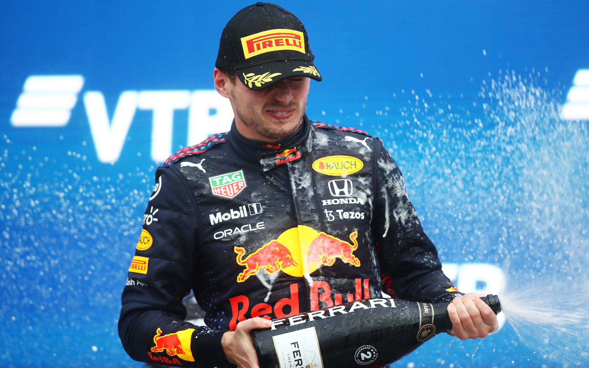 表彰台でシャンパンを振りまくマックス・フェルスタッペン選手