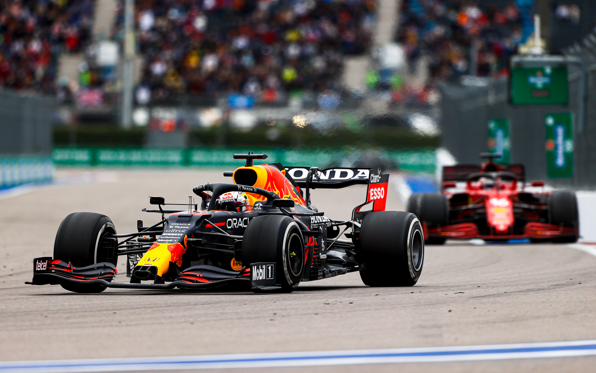 ポイントランキングで首位のハミルトン選手に対し、2点差の2位につけるマックス・フェルスタッペン選手