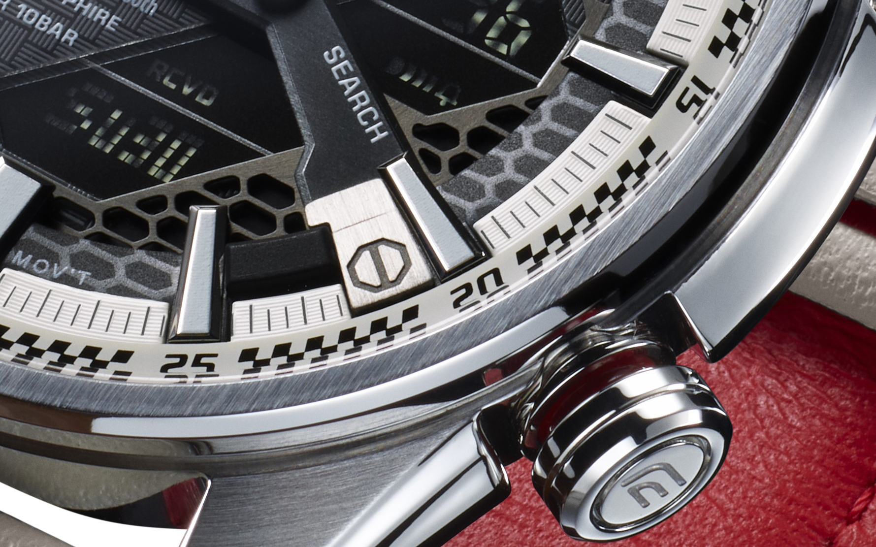 “EDIFICE”と「Honda Racing」のコラボレーションモデル「ECB-S100HR」。外周リングには本物の「チャンピオンシップホワイト」を使用