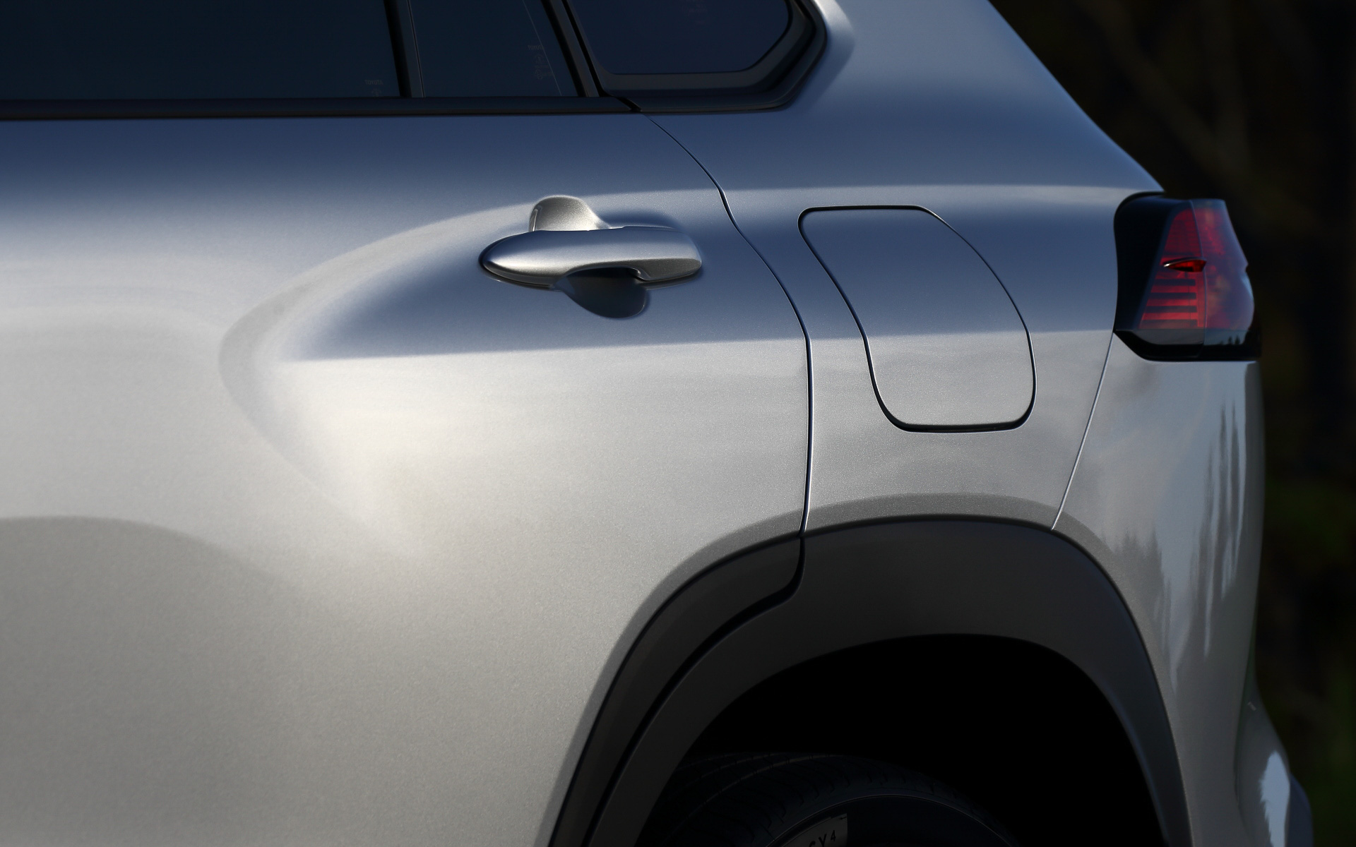 フロントフェンダーとリアフェンダーは共にボリューム感があり迫力と力強さのあるデザイン。さらにフェンダーアーチの樹脂がSUVスタイルを強調