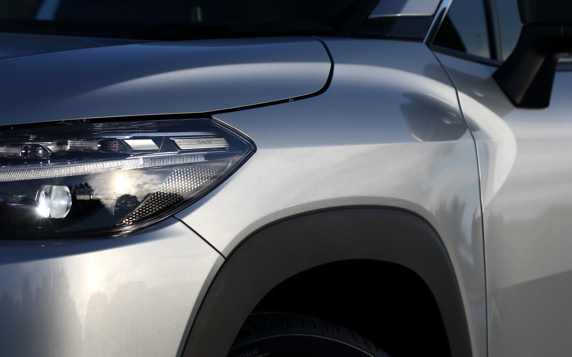 フロントフェンダーとリアフェンダーは共にボリューム感があり迫力と力強さのあるデザイン。さらにフェンダーアーチの樹脂がSUVスタイルを強調