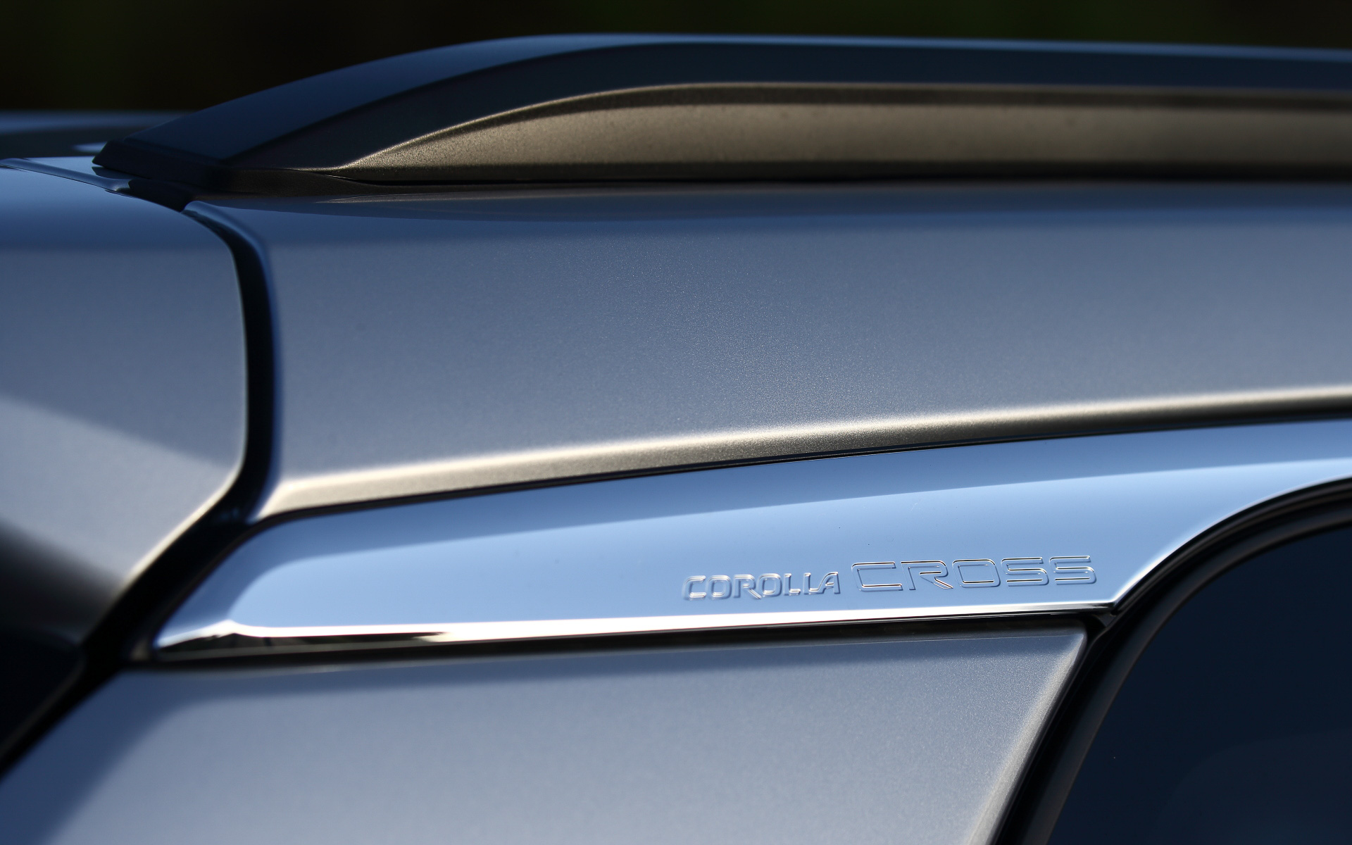 Dピラーのメッキパーツには「COROLLA CROSS」の文字があしらわれる