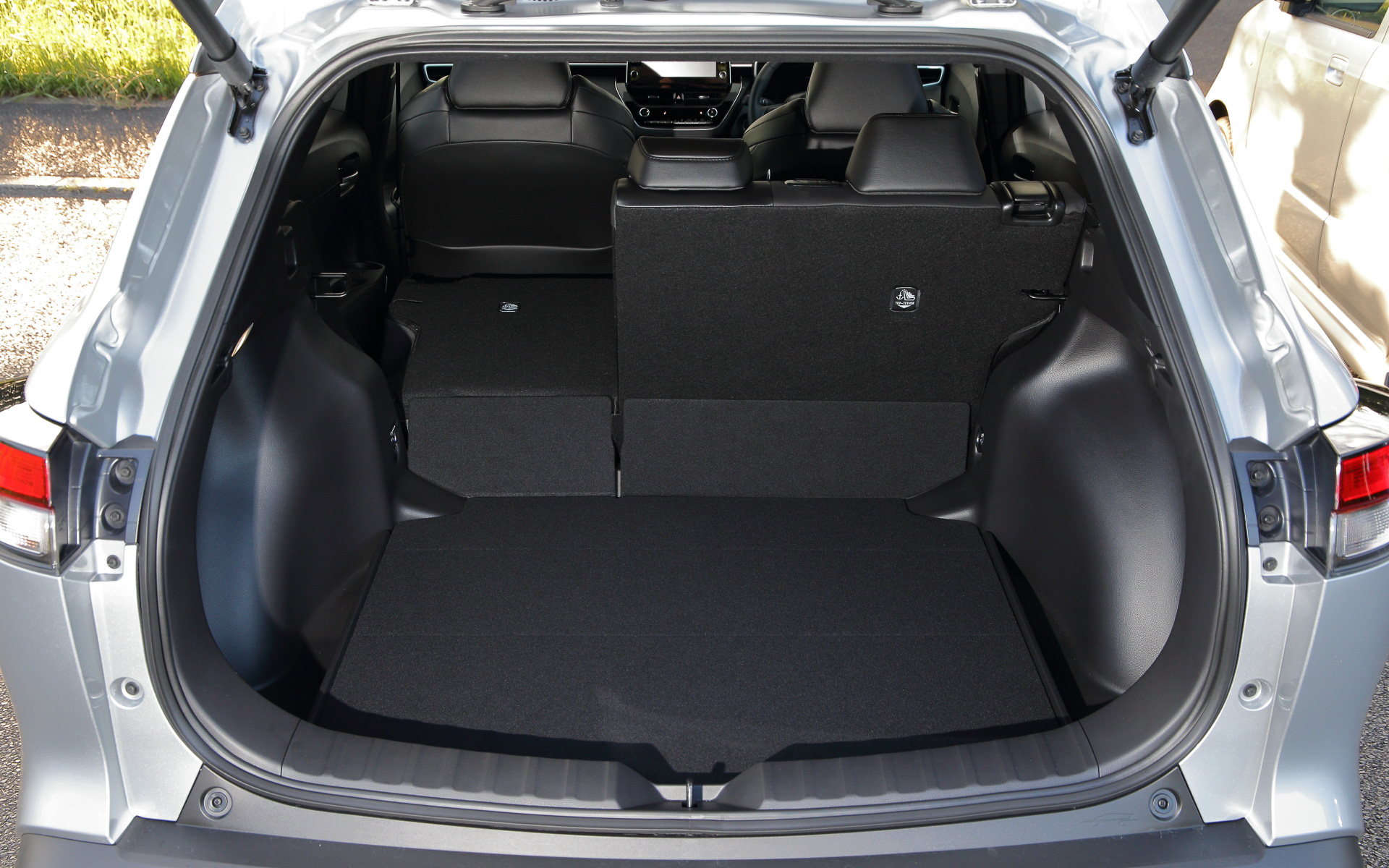 リアシートは4：6の可倒式を採用。ラゲッジルームの容量は5人乗り状態で487Lあり、さらに後部席を倒すことで拡大させられる