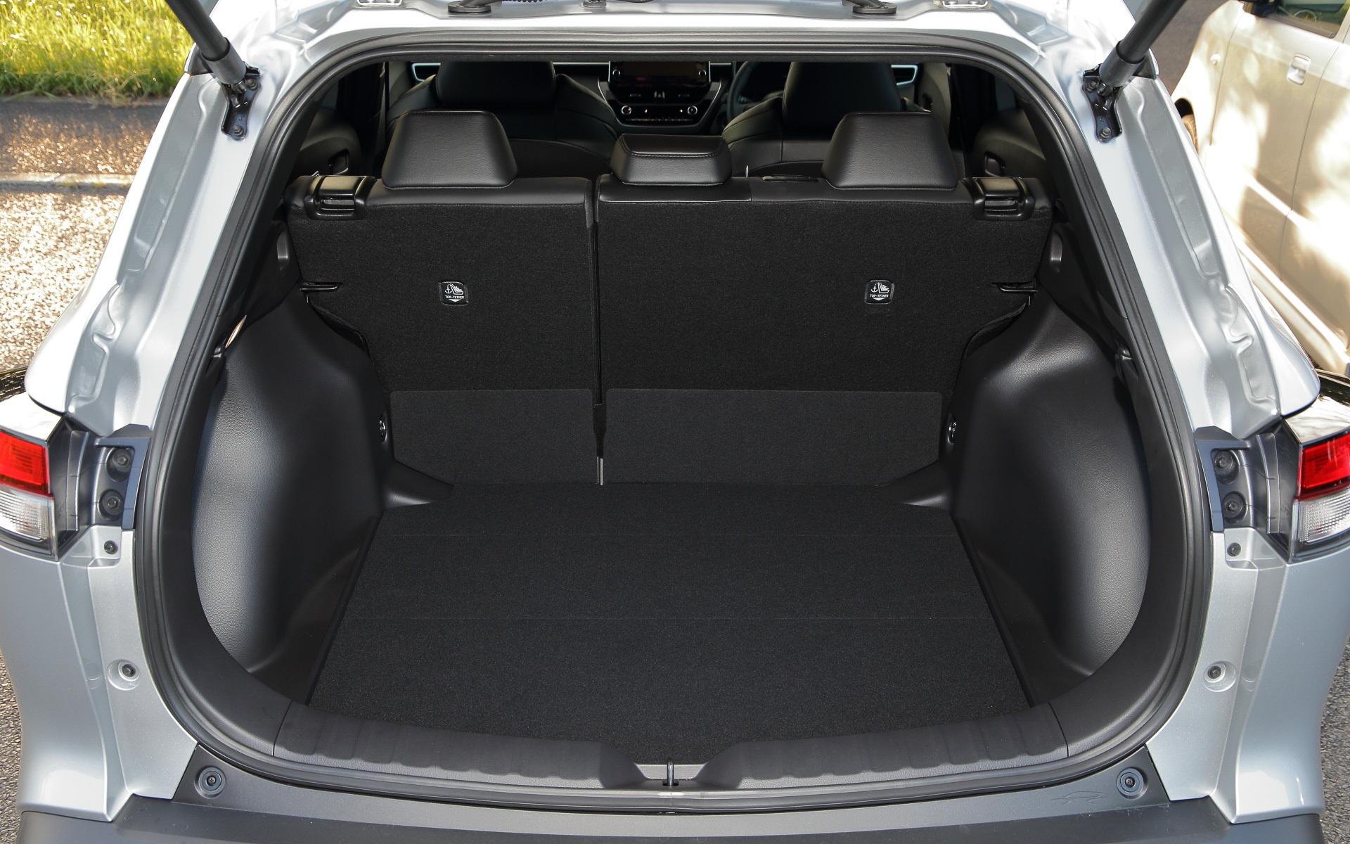 リアシートは4：6の可倒式を採用。ラゲッジルームの容量は5人乗り状態で487Lあり、さらに後部席を倒すことで拡大させられる