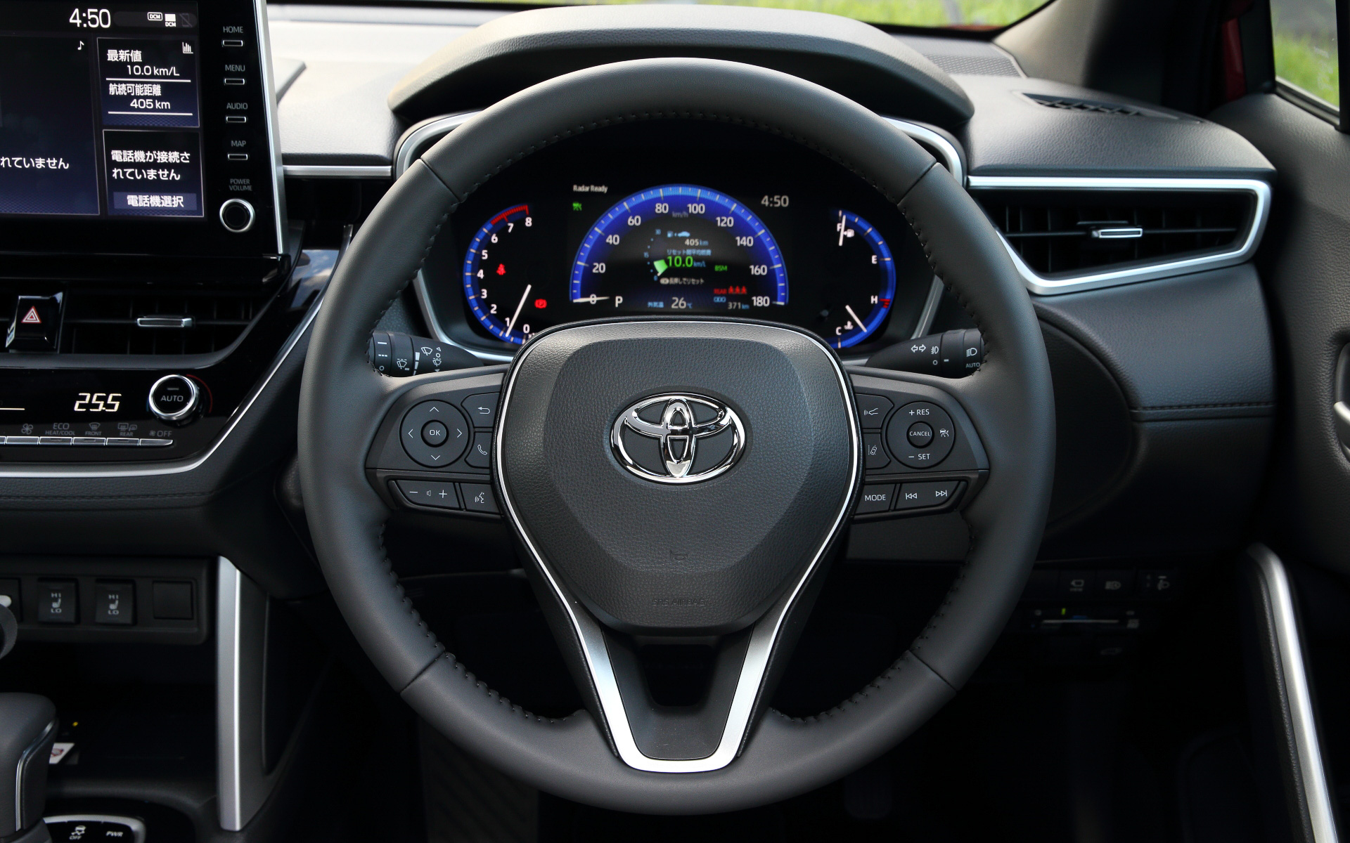 ステアリングは左右対称デザインで、右側が運転支援系、左側が情報操作系、左右の下側がオーディオ系の操作ボタンとなる