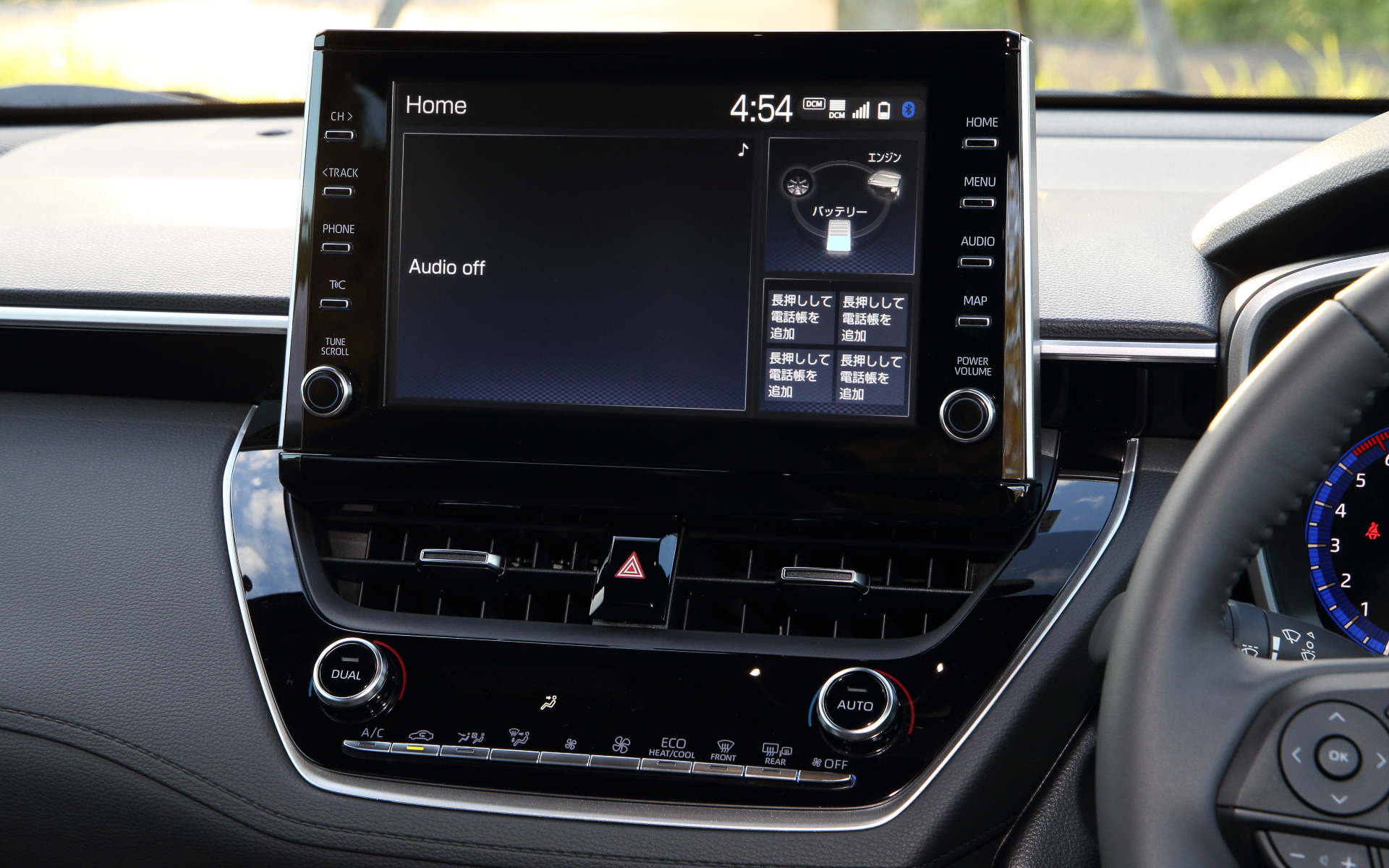 ハイブリッドモデルは「Z」「S」「G」の3グレードをラインアップ。4気筒1.8リッターDOHCエンジン(最高出力98PS/5200prm、最大トルク142Nm/3600rpm)とフロントモーター(最高出力72PS、最大トルク163Nm)の組み合わせ。駆動方式は2WD(FF)と4WD(E-Four)を選択可能(4WD用のリアモーターは最高出力7.2PS、最大トルク55Nm)。燃費はWLTCモードで2WDが26.2km/L、4WDが24.2km/L。価格は259万円~319万9000円。センターディスプレイにハイブリッドシステムの稼働状況が表示される