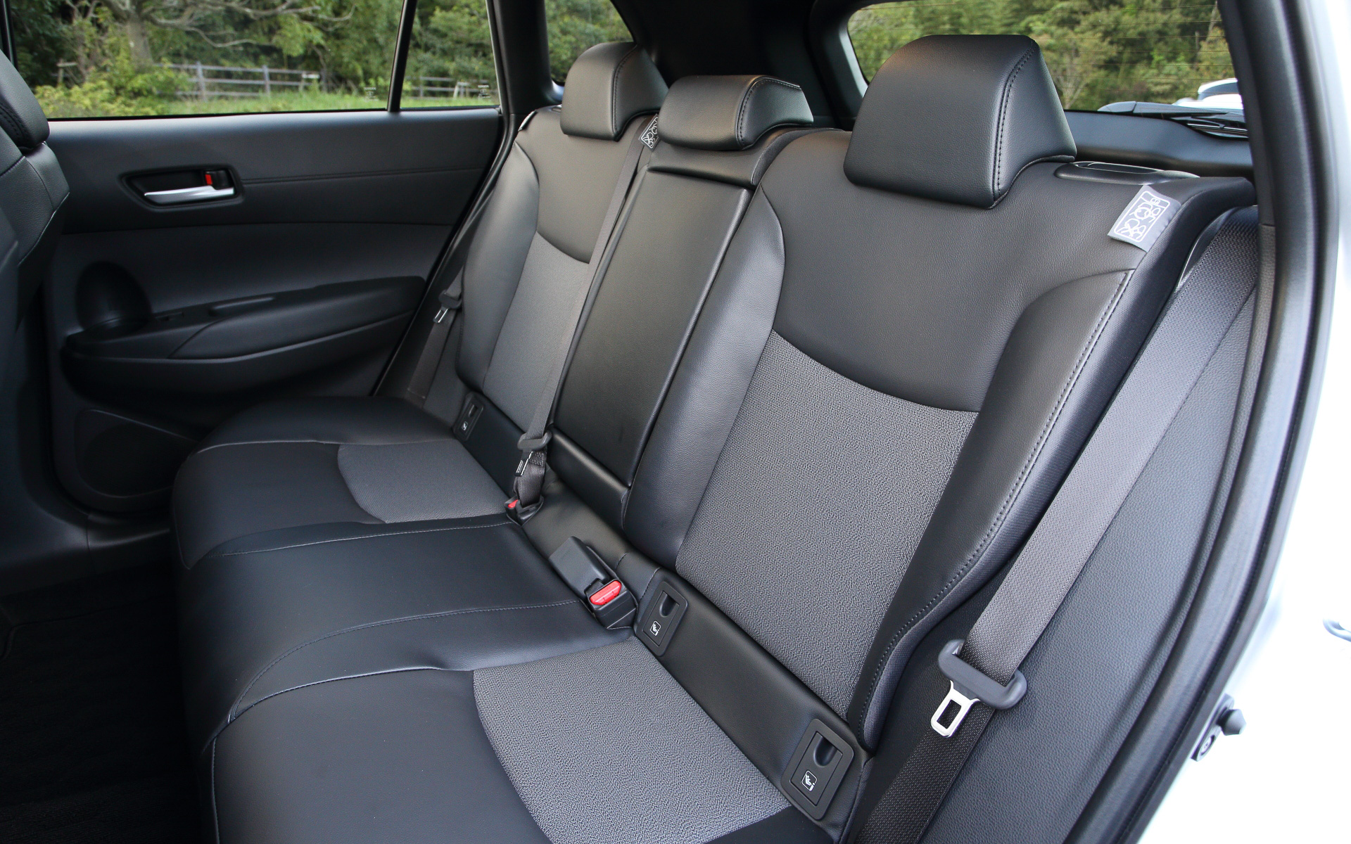 ガソリン車の「G“X”」以外は全車スポーティシートを採用し、写真の「Z」グレードのみ本革＋ファブリック。「S」「G」グレードはファブリックのみとなる