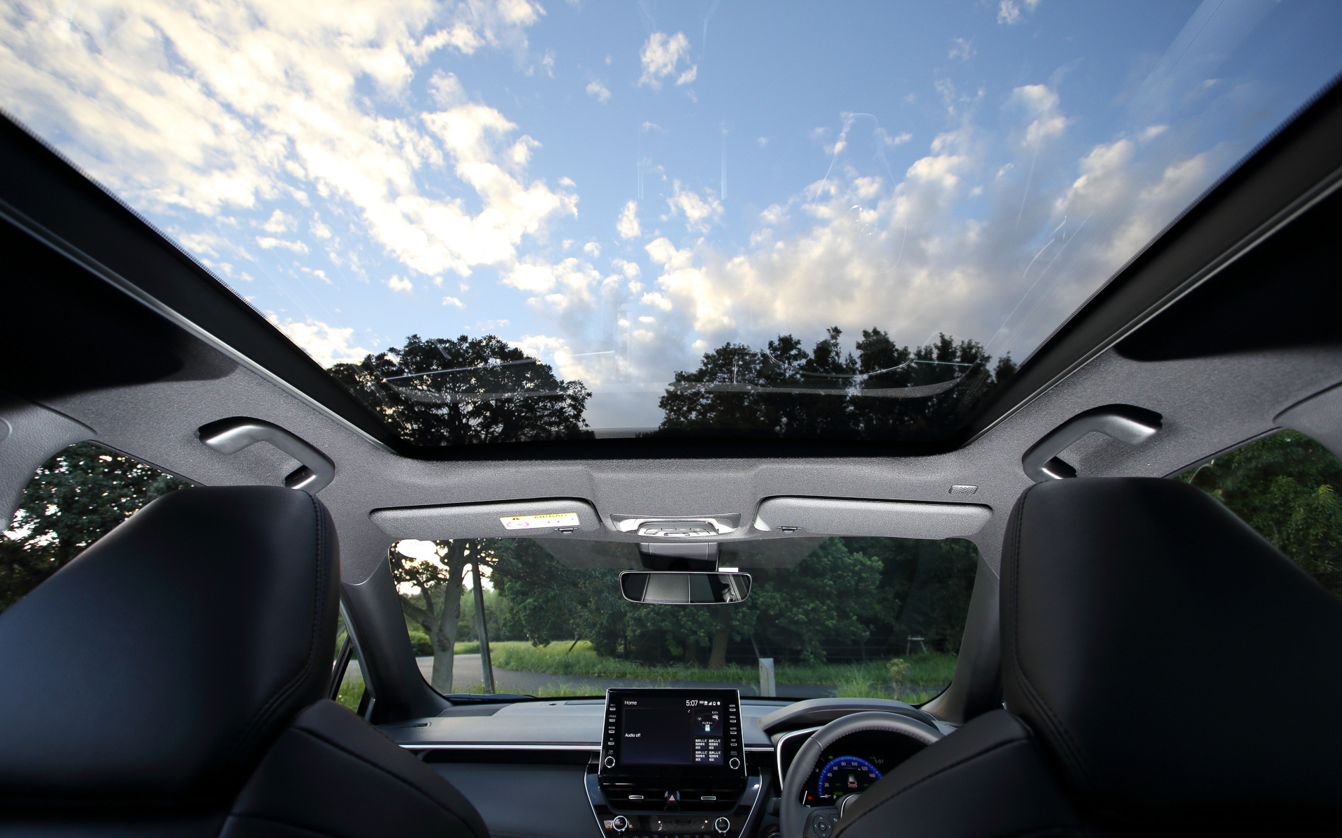 解放感の大きな電動サンシェード付きパノラマルーフは「Z」と「S」グレードのオプション装備