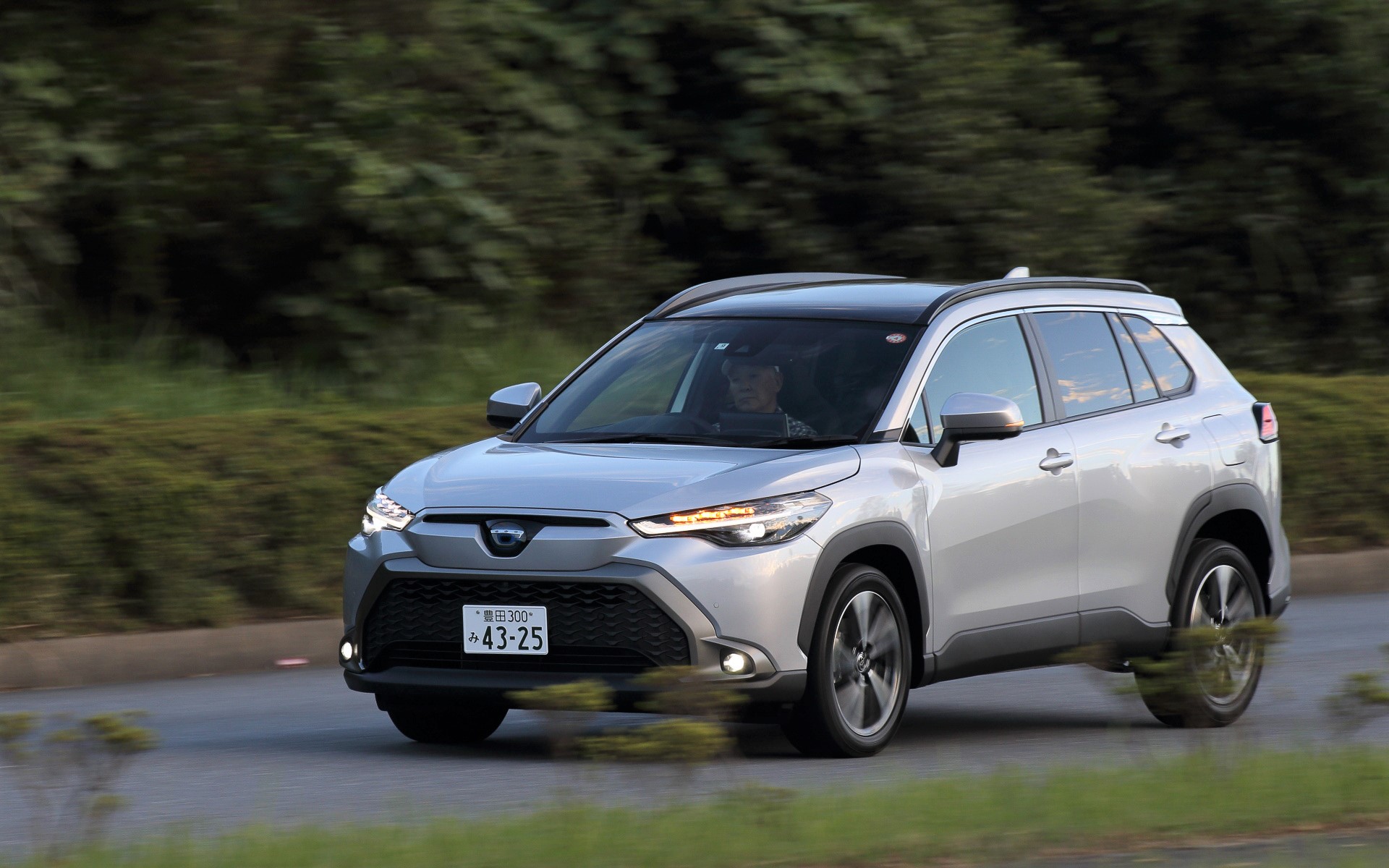 試乗したハイブリッドモデルのボディカラーはシルバーメタリック