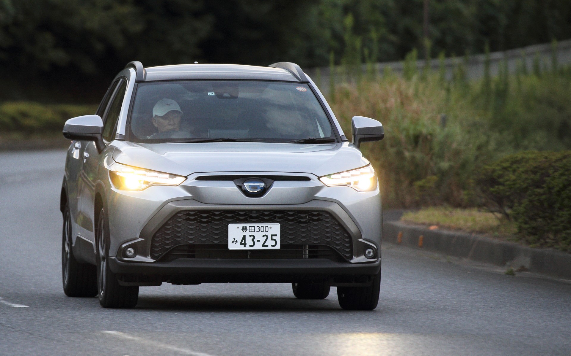 モータージャーナリストの日下部保雄氏が新型カローラクロスを試乗