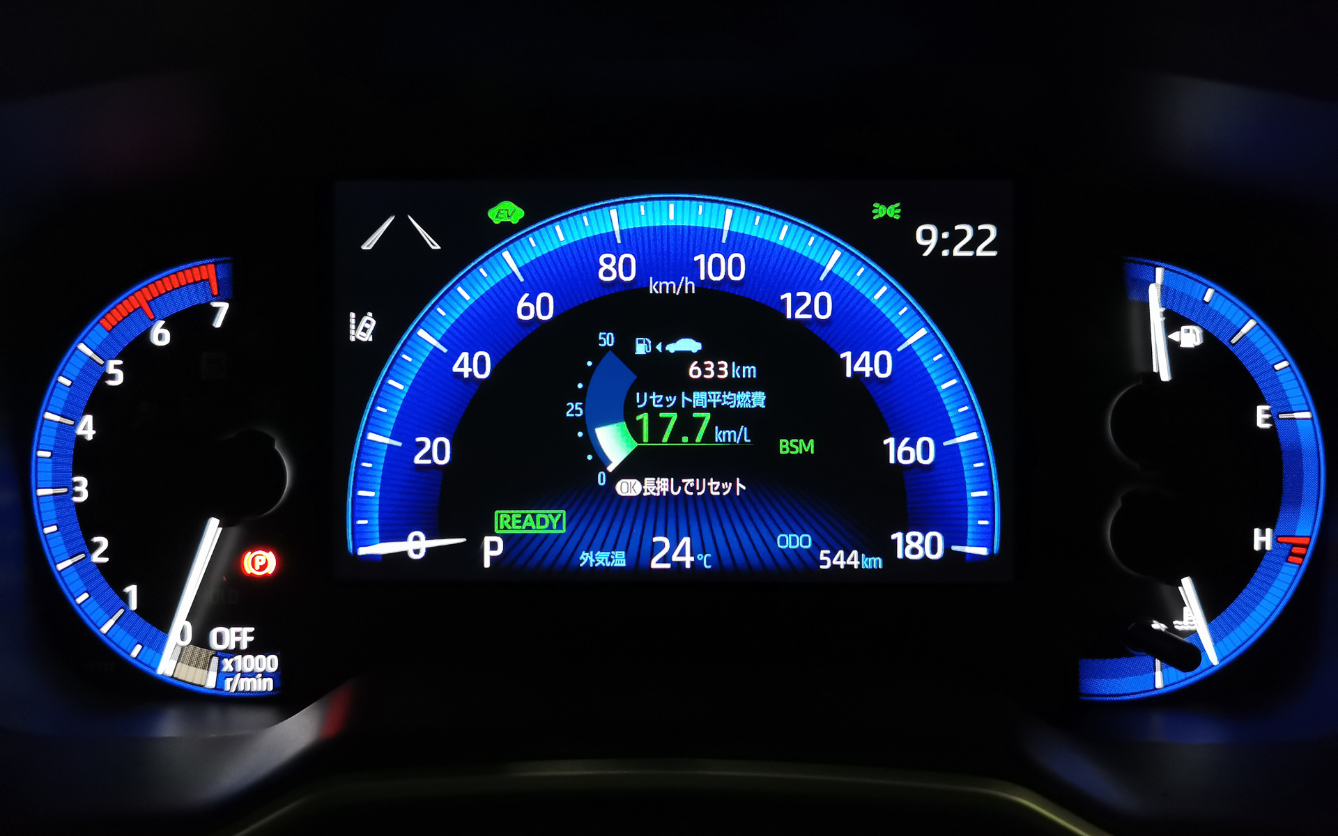 ハイブリッドモデルは「ノーマル」「パワー」「エコ」と、ドライブモードの切り替えが可能