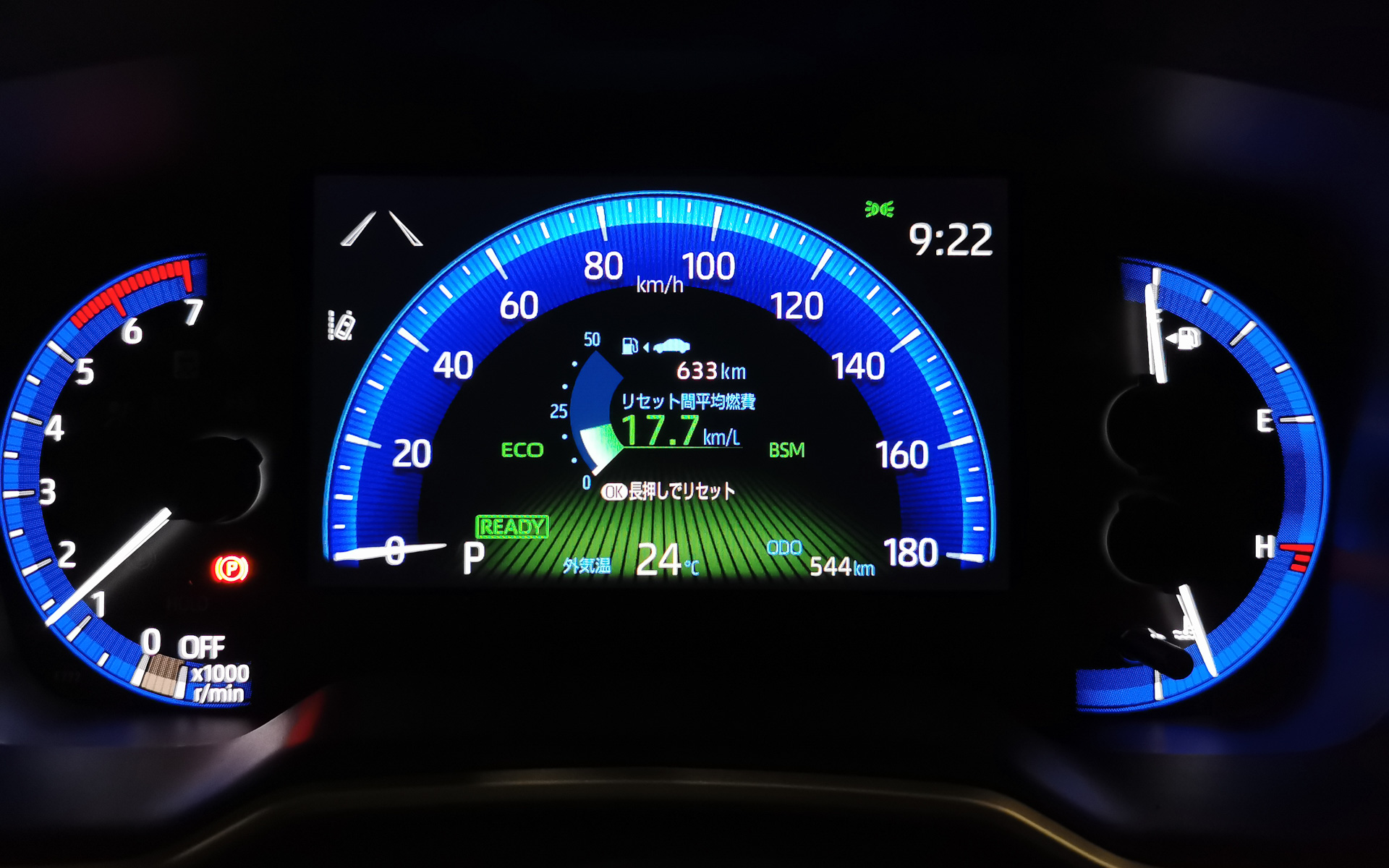 ハイブリッドモデルは「ノーマル」「パワー」「エコ」と、ドライブモードの切り替えが可能